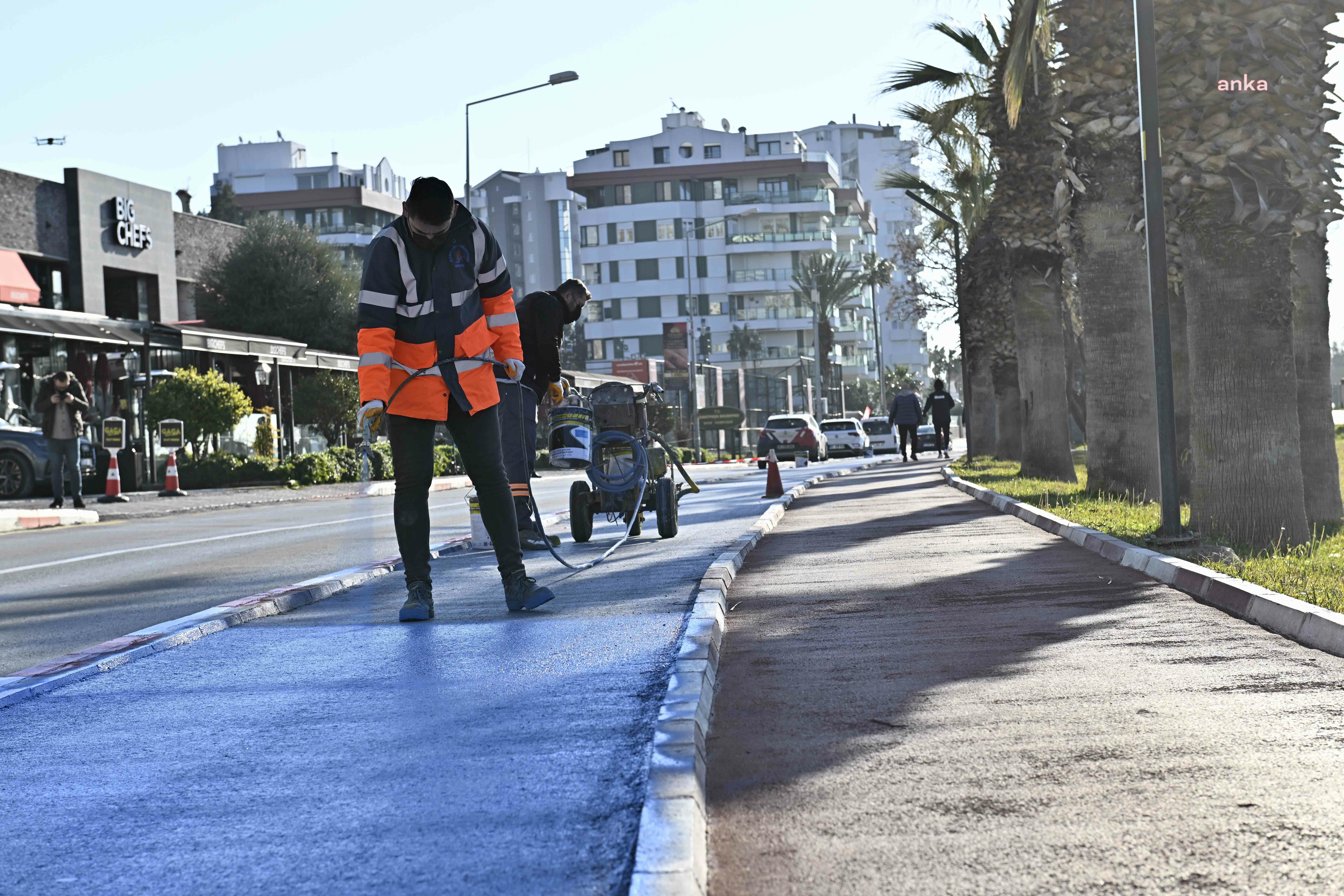 MURATPAŞA BELEDİYESİ’NDEN ESKİ LARA CADDESİ’NDE BOYA ÇALIŞMASI