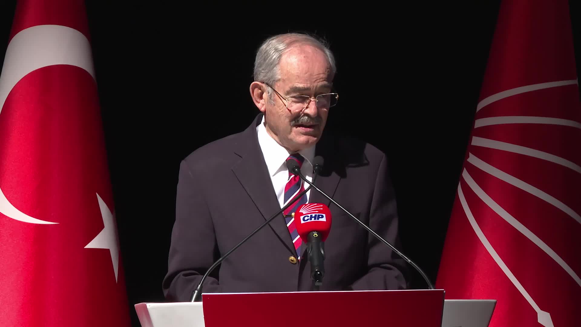 ÖZGÜR ÖZEL: “GEÇEN SEFER OY VEREN SEÇMENE ‘İYİ Kİ OY VERMİŞİM. BUNLAR DEVAM ETSİN’ DEDİRTMEK LAZIM VE BİR BÜTÜN OLARAK BİR TÜRKİYE İTTİFAKINI ÖRMEK LAZIM BUNUN İÇİN. TÜRKİYE İTTİFAKI SİYASİ PARTİLERDEN OLUŞMUYOR, ŞEHRİNİ SEVEN İNSANLARDAN OLUŞUYOR”