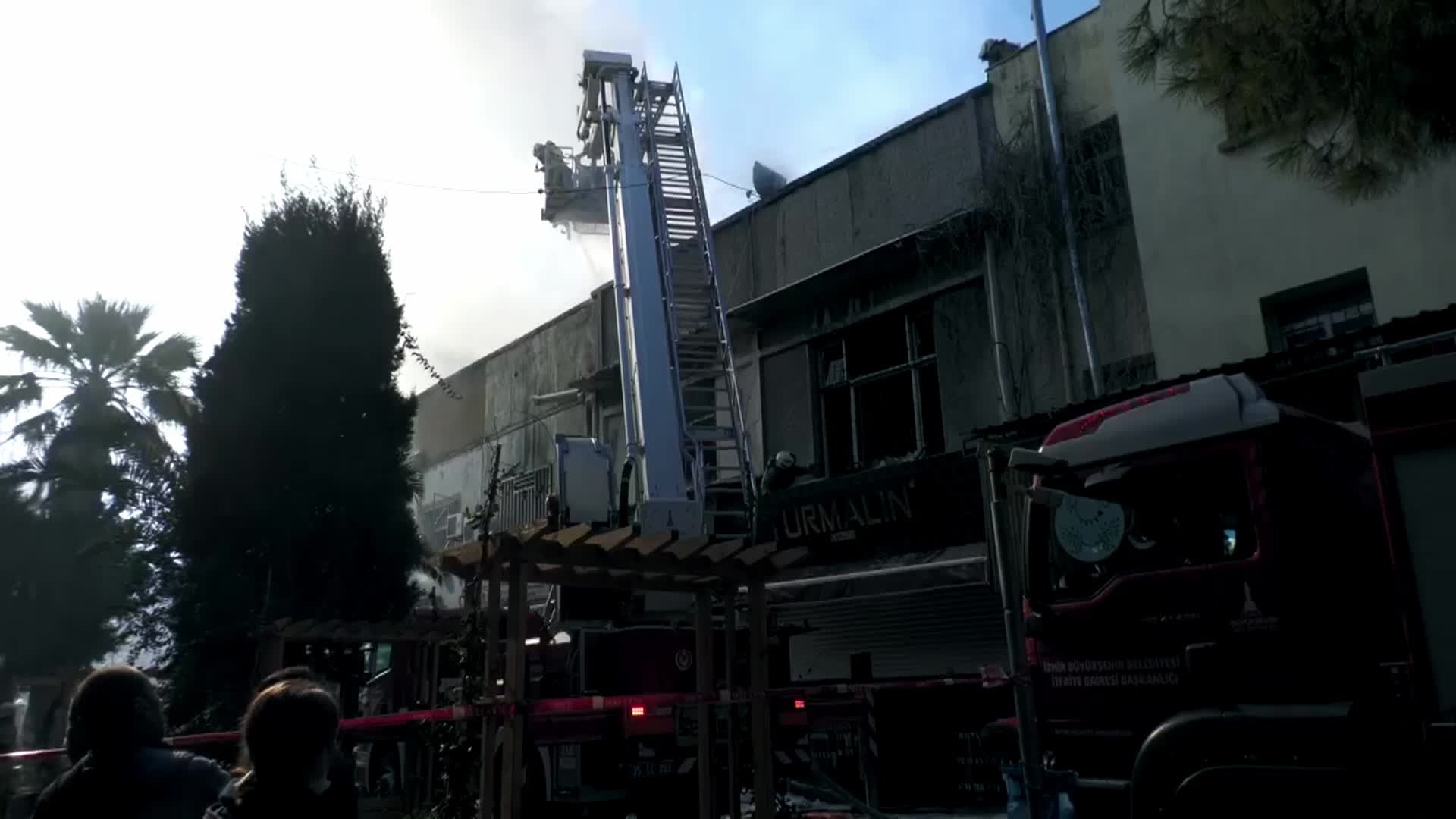 İZMİR’DE TARİHİ ÇARŞIDA KORKUTAN YANGIN