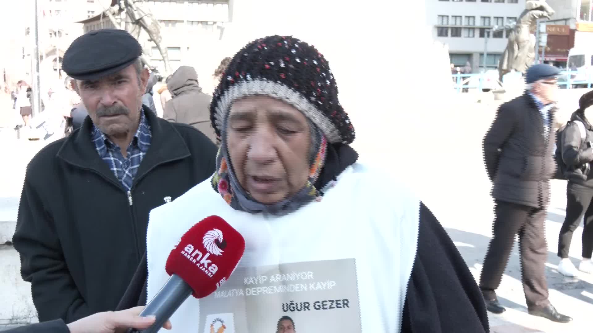 DEPREMİN BİRİNCİ YILINDA AİLELER HALA KAYIPLARINI ARIYOR: "NE OLUR BİR MEZAR TAŞI VERSİNLER. EN AZINDAN ÖLÜYSE ÖLÜSÜNÜ, DİRİYSE DİRİSİNİ VERSİNLER"