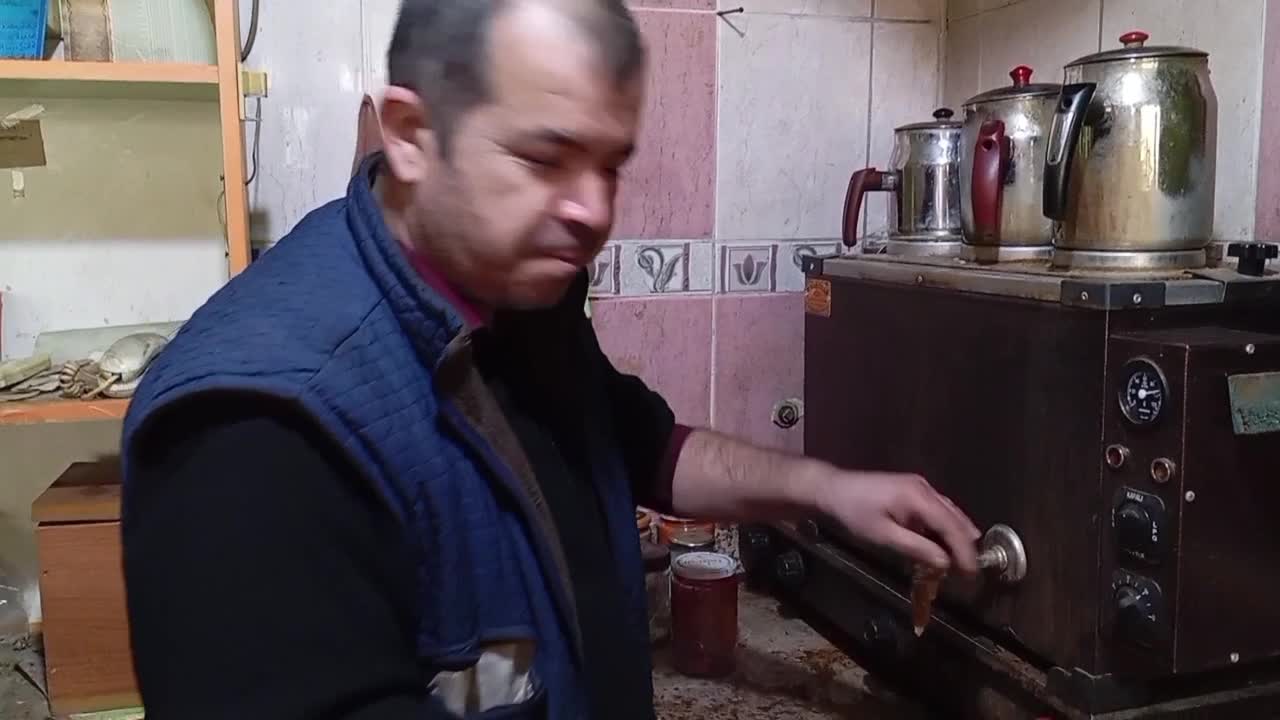 KADİRLİLİ ÇAY OCAĞI İŞLETMECİSİ: "EMEKLİ, 'YARIM ÇAY VER, 3 LİRA VEREYİM' DİYOR. ARTIK ÇAYIN BİLE PAZARLIĞI OLMAYA BAŞLADI"