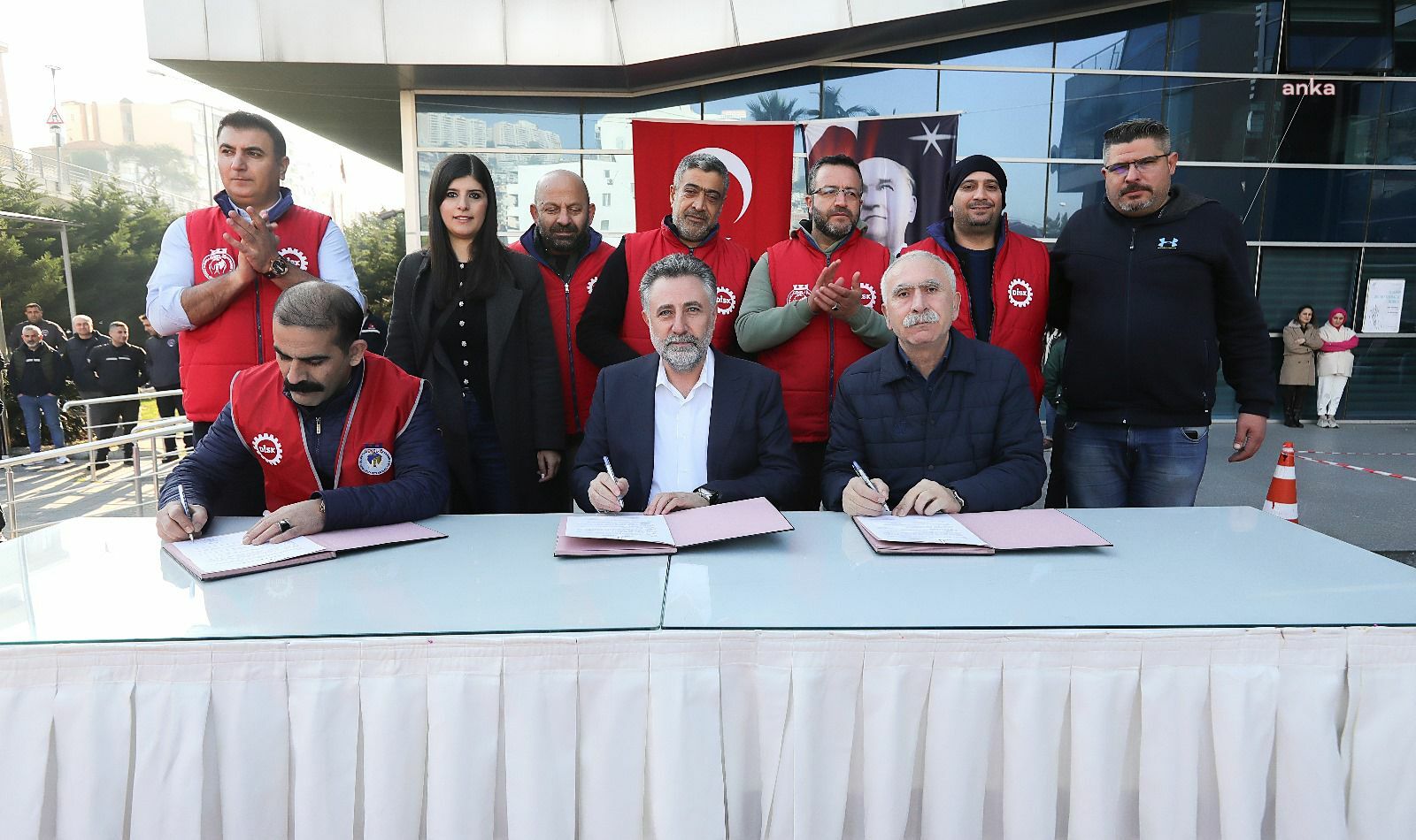 BAYRAKLI BELEDİYESİ'NDE EN DÜŞÜK MAAŞ 31 BİN 700 LİRA OLDU