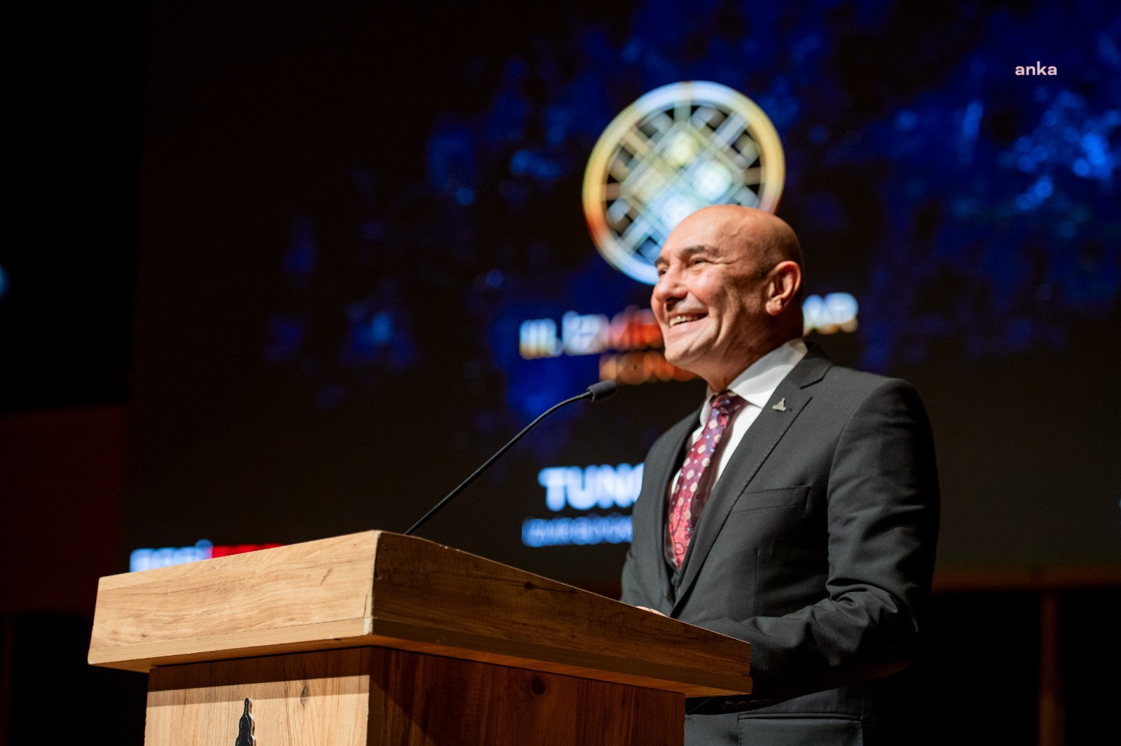 TUNÇ SOYER: “KADIN ERKEK BİRLİKTE MÜCADELE ETMEK ZORUNDAYIZ”