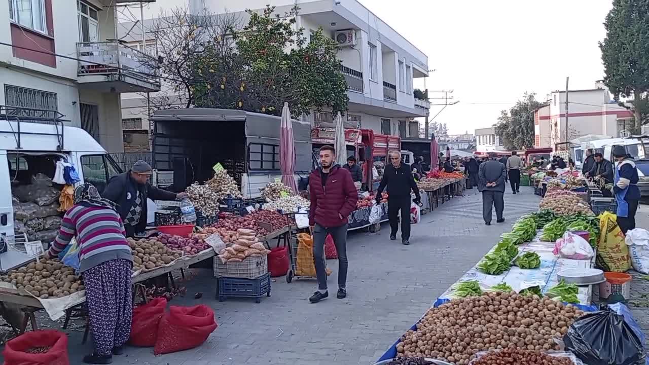OSMANİYE KADİRLİ'DE SEMT PAZARINDA ALIŞVERİŞ YAPAN EMEKLİ ÖĞRETMEN: "HERKES ACINDAN ÖLÜYOR"