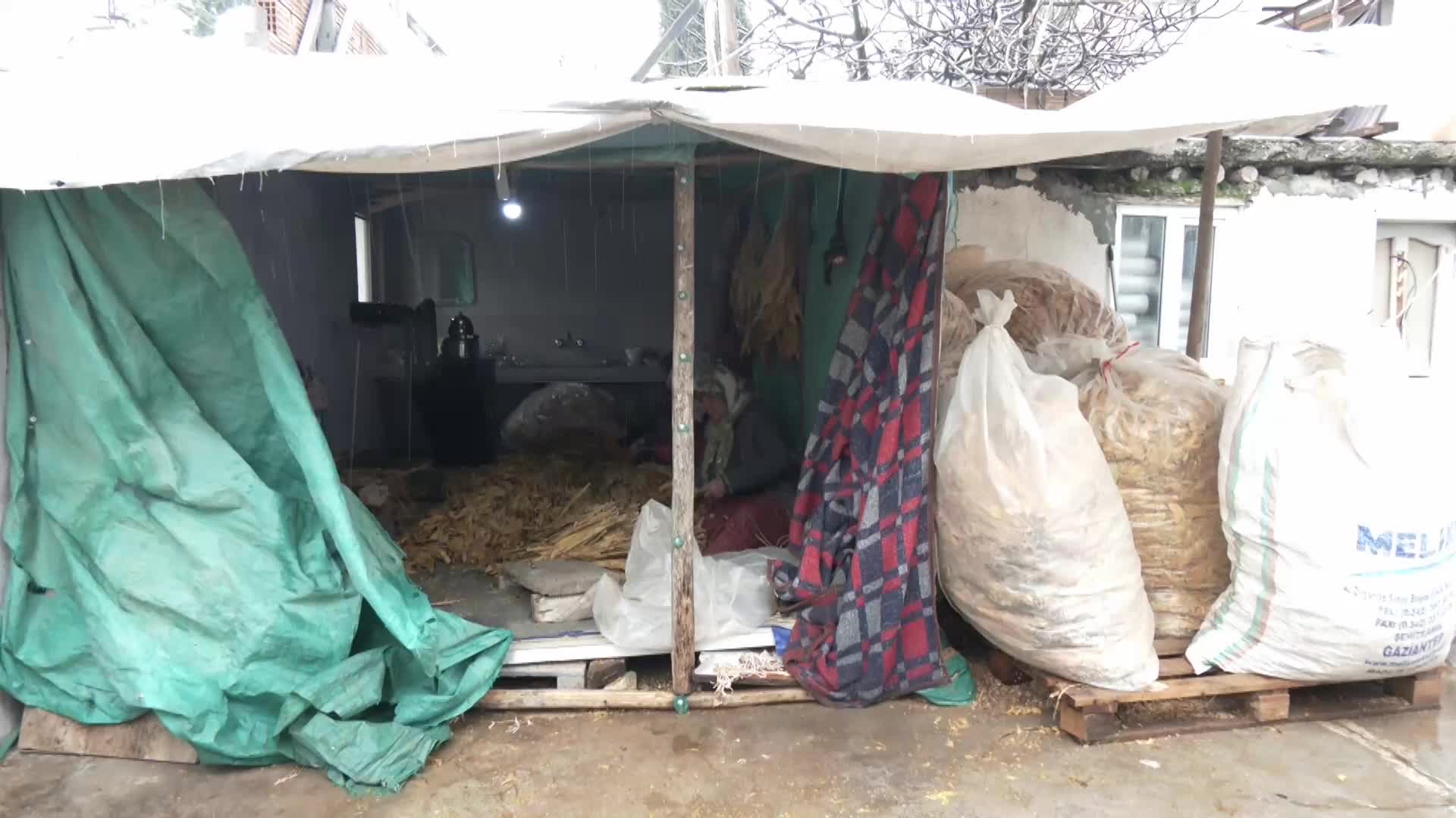 ANKA HABER AJANSI, DEPREM BÖLGESİNDE... 6 ŞUBAT DEPREMLERİNİN 1. YILINDA ADIYAMAN: DEPREMZEDELER, TAHTA MEZAR TAŞLARINA MONT VEYA HIRKA SARIYOR
