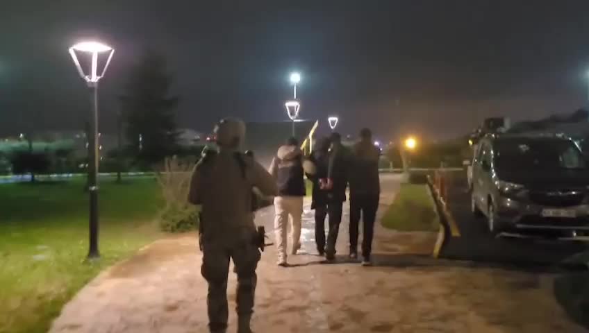 ALİ YERLİKAYA: “7 İLDE EŞ ZAMANLI DÜZENLENEN 'KAFES-35' OPERASYONUYLA İNTERPOL’ÜN KIRMIZI BÜLTEN VE  DİFÜZYON MESAJI İLE ARANAN 34 YABANCI UYRUKLU DEAŞ TERÖR ÖRGÜTÜ ÜYESİ ŞÜPHELİ YAKALANDI”