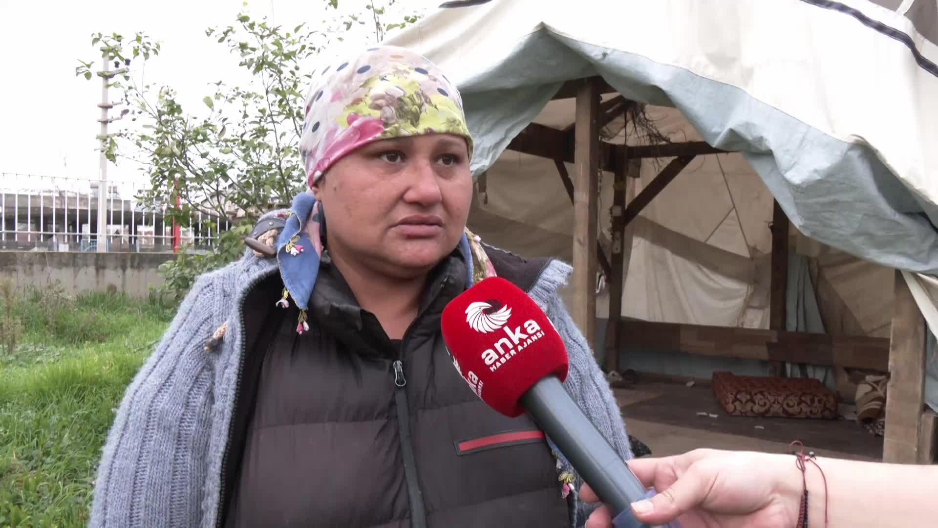 ANKA HABER AJANSI, DEPREM BÖLGESİNDE... 6 ŞUBAT DEPREMLERİNİN 1. YILINDA OSMANİYE… EŞİYLE BERABER AYLARDIR BARAKADA KALIYOR: “ÇÖP KONTEYNERLERİNE EKMEK ATIYORLAR, GÖRÜR GÖRMEZ AKŞAMLARI ALIYORUM, YENİLEBİLECEKSE YİYORUM”