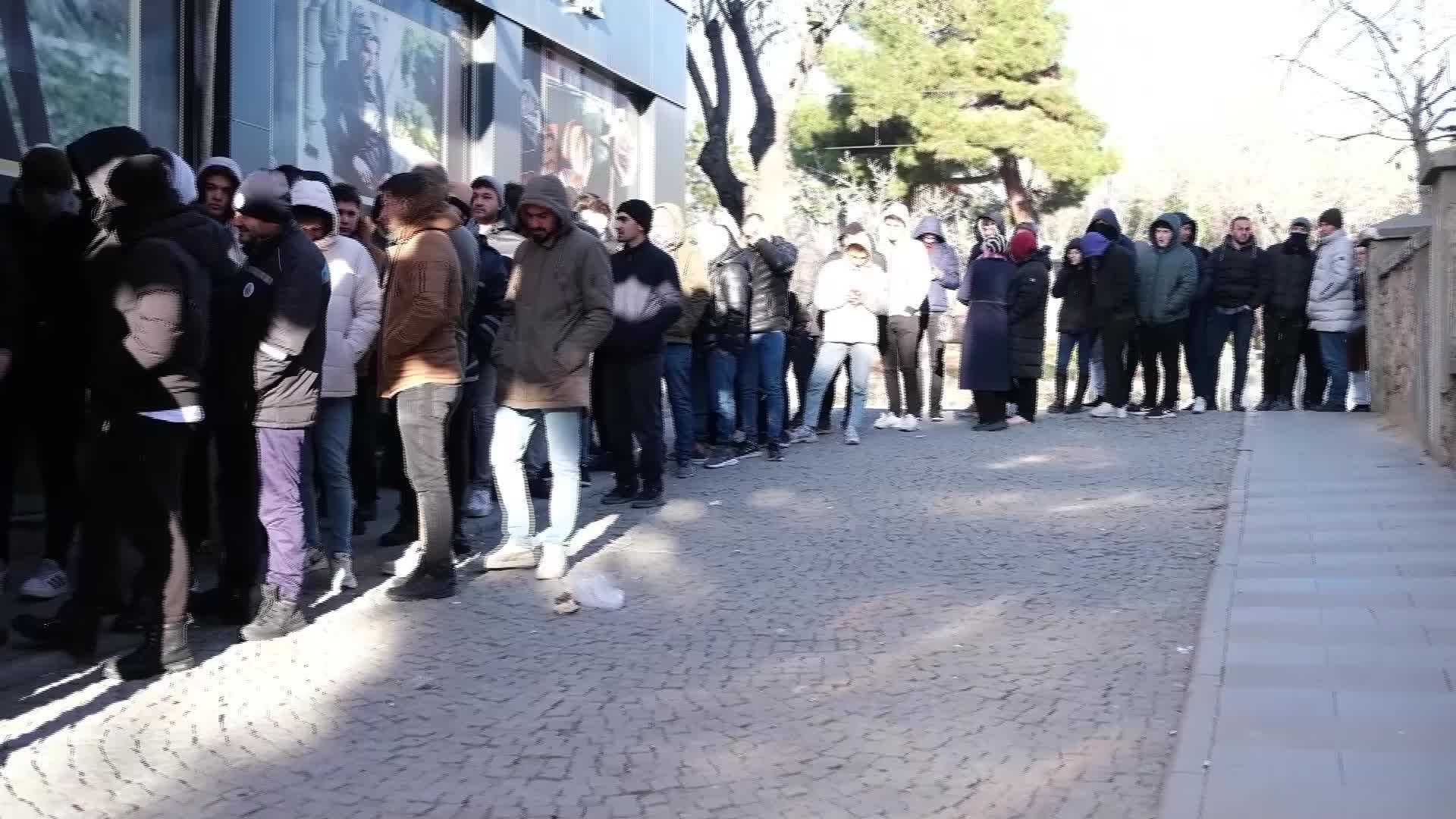 KONYA’DA EKSİ 3 DERECEDE UCUZ KIYAFET KUYRUĞU