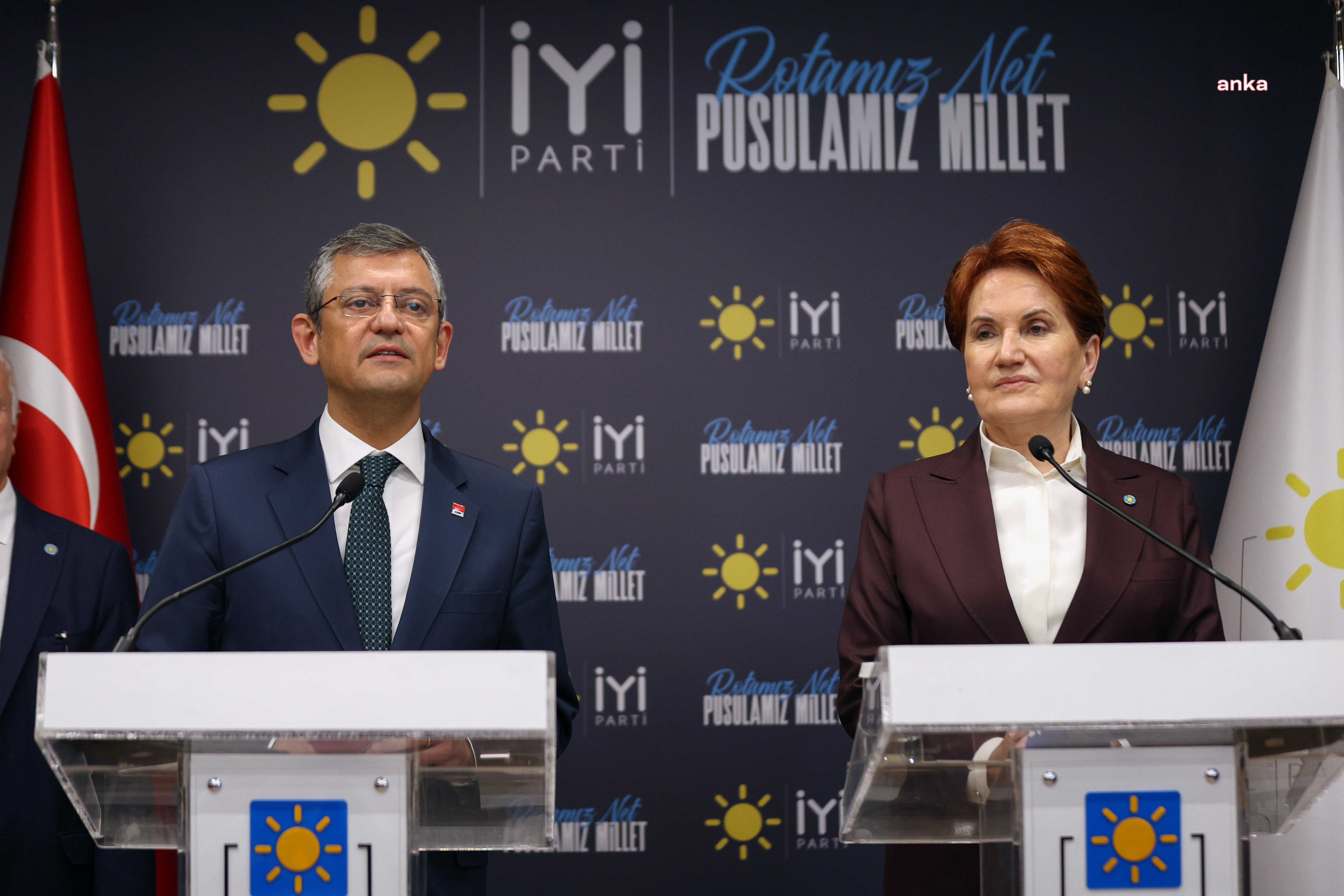 ÖZGÜR ÖZEL, ABLASI MUALLA ÖZEN'İ KAYBEDEN MERAL AKŞENER'E BAŞSAĞLIĞI DİLEDİ
