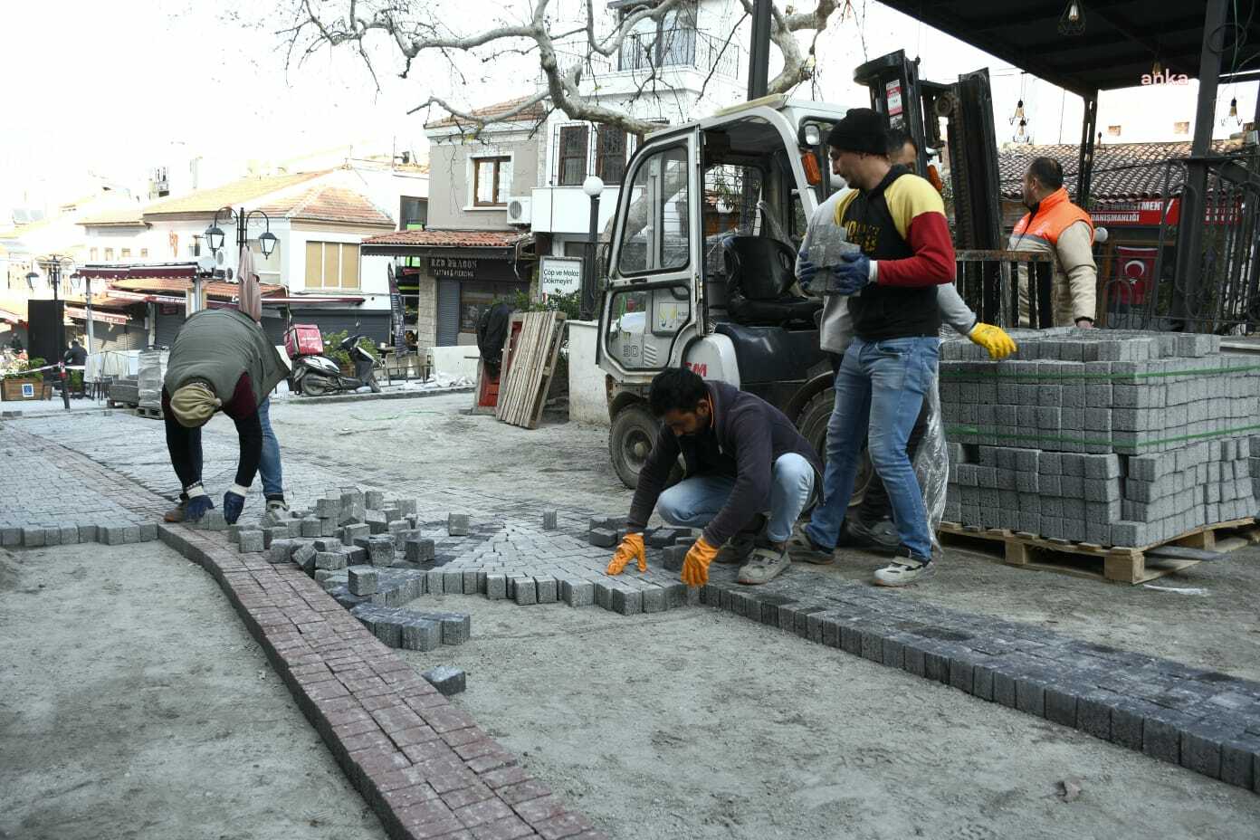 KUŞADASI BELEDİYESİ, YILDIRIM CADDESİ'NDE ÜSTYAPI YENİLEME ÇALIŞMALARINA DEVAM EDİYOR