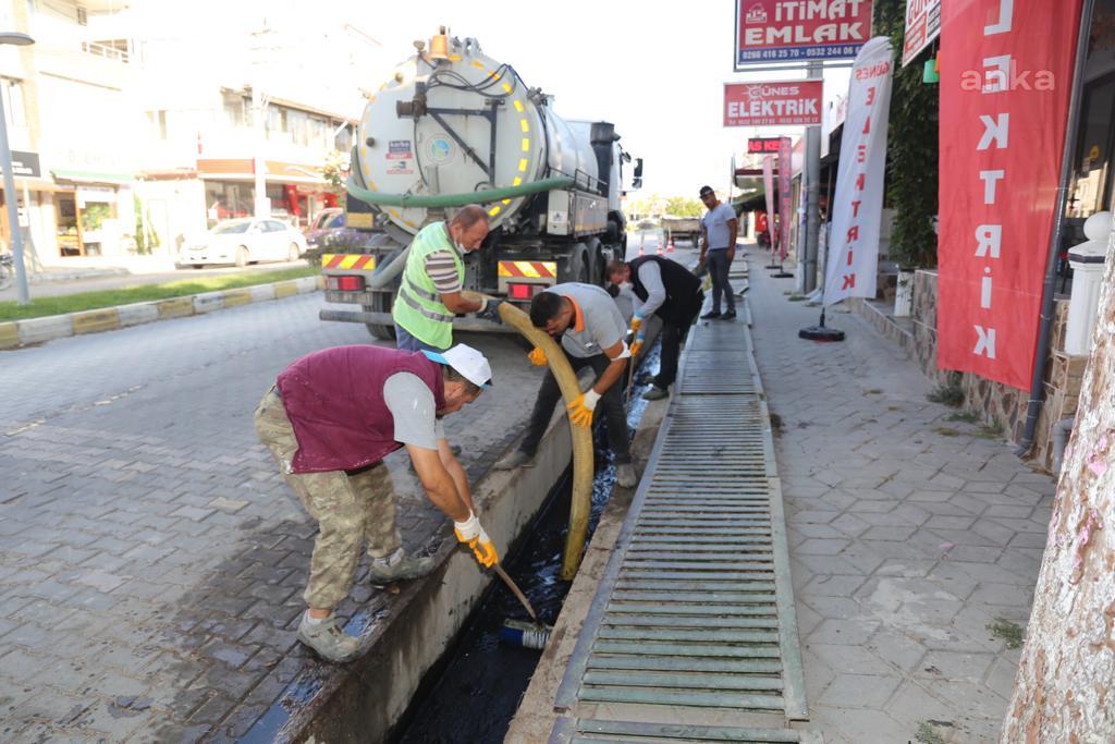 BURHANİYE’DE MAZGAL VE KANALLAR TEMİZLENİYOR