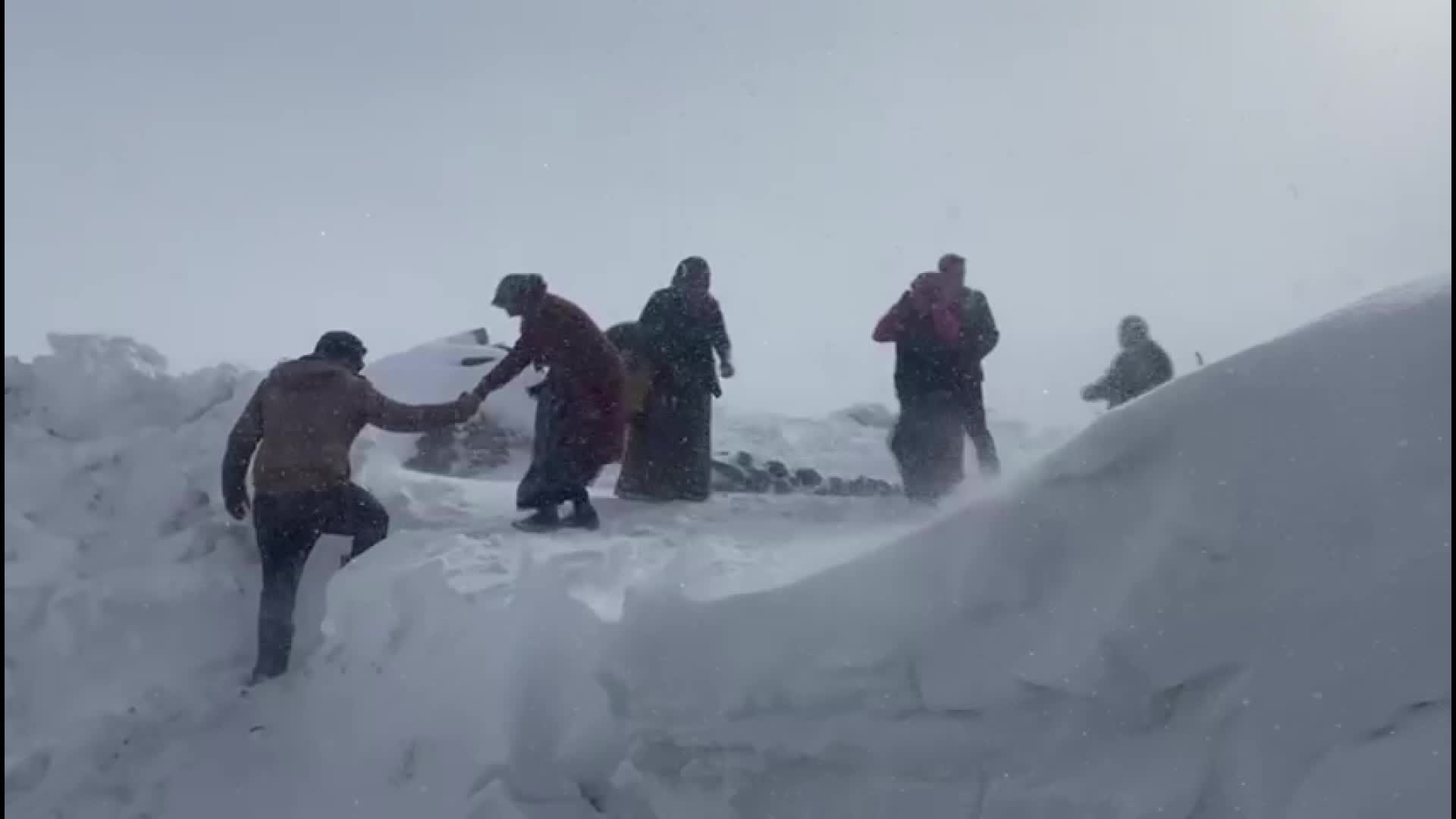 IĞDIR'DA ÖZEL İDARE EKİPLERİ, KARLA KAPLI YOLU AÇARAK DOĞUMU BAŞLAYAN KADIN İÇİN AMBULANSIN KÖYE ULAŞMASINI SAĞLADI