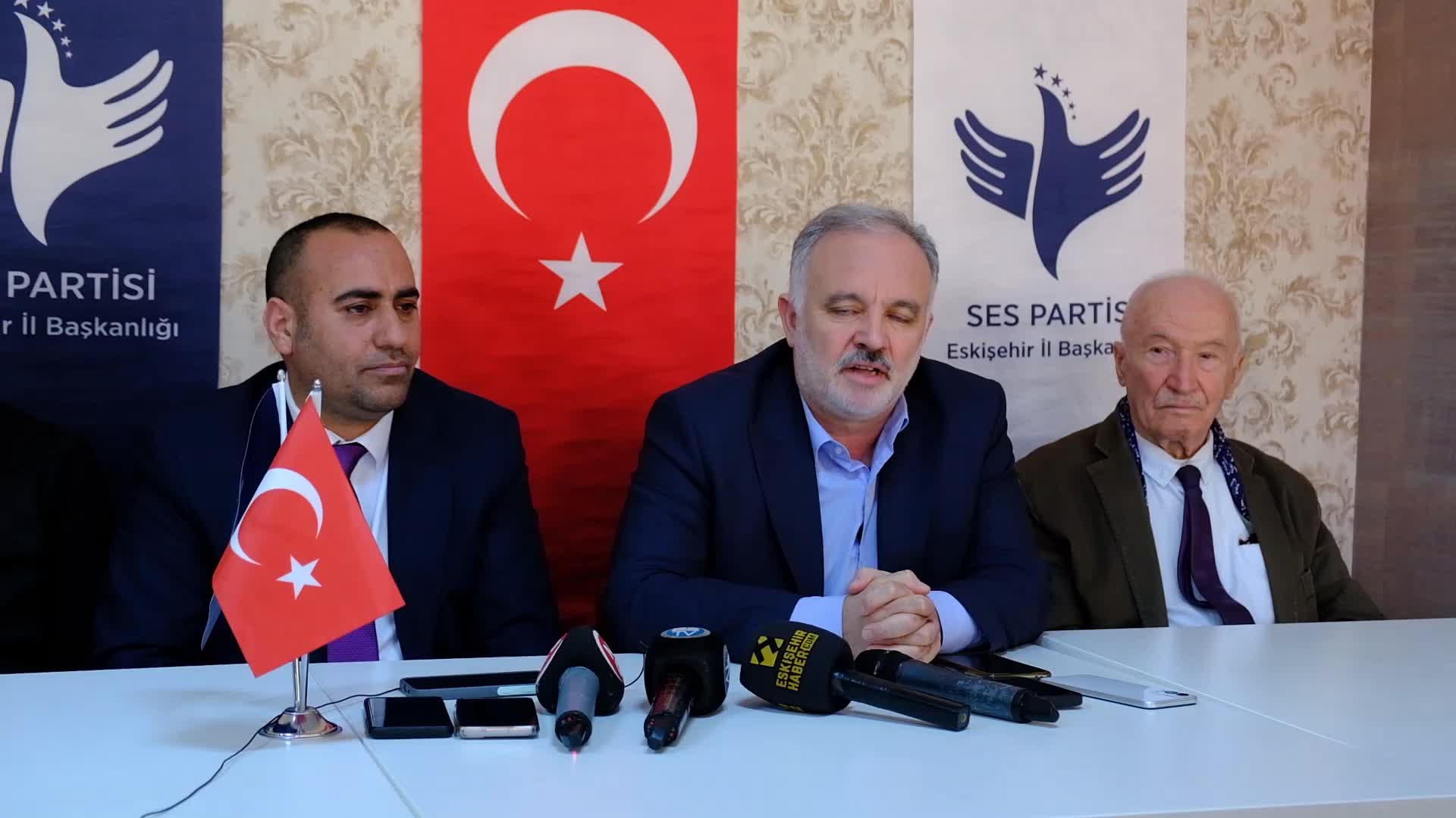 ESKİŞEHİR'DE KONUŞAN SES PARTİSİ GENEL BAŞKANI AYHAN BİLGEN: “KENDİ İÇİMİZDEN ÇIKACAK BAĞIMSIZ ADAYLARLA SEÇİME GİRME KARARI ALDIK”