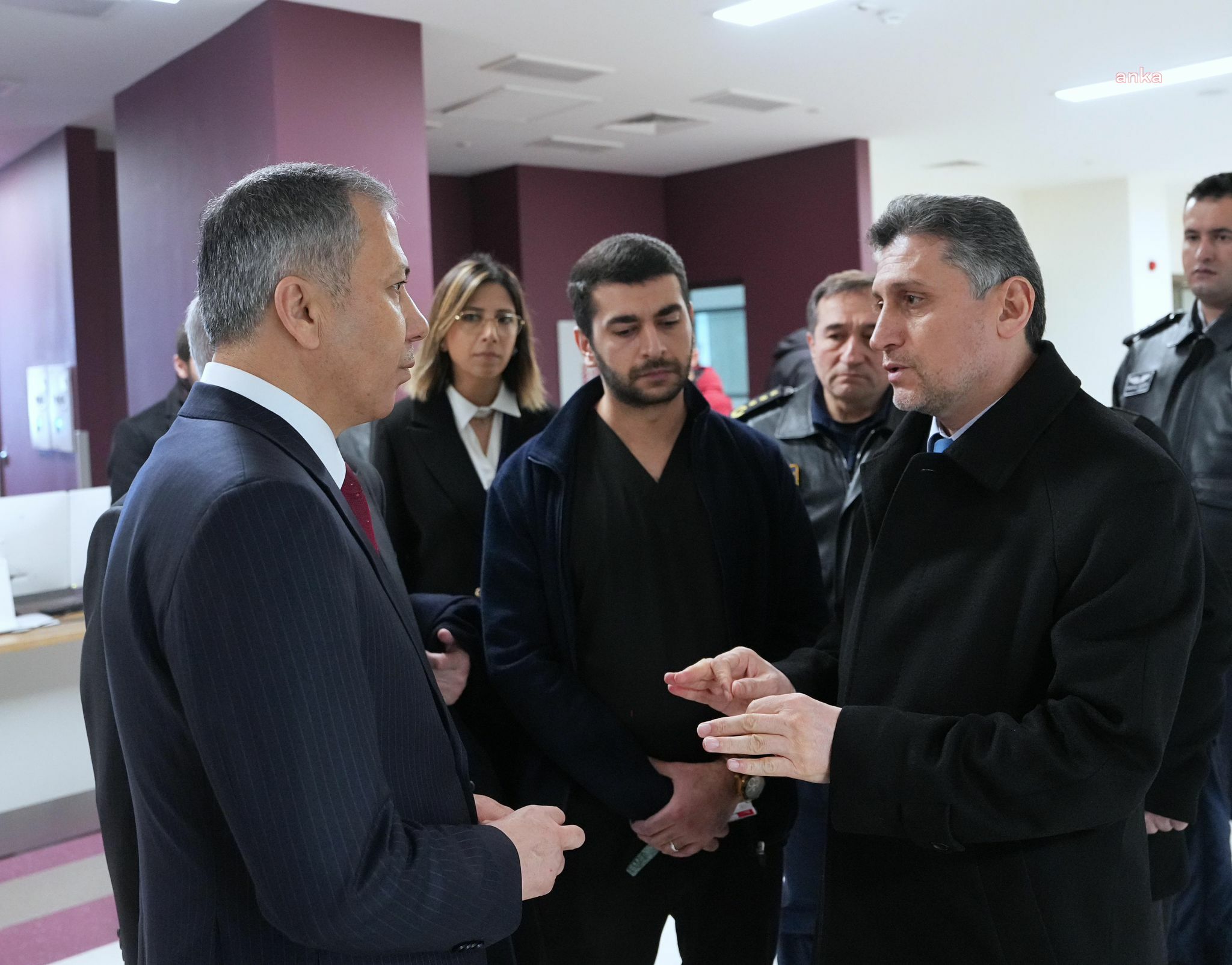 YERLİKAYA, HELİKOPTER KAZASINDA YARALANAN TEKNİSYEN POLİSİ HASTANEDE ZİYARET ETTİ