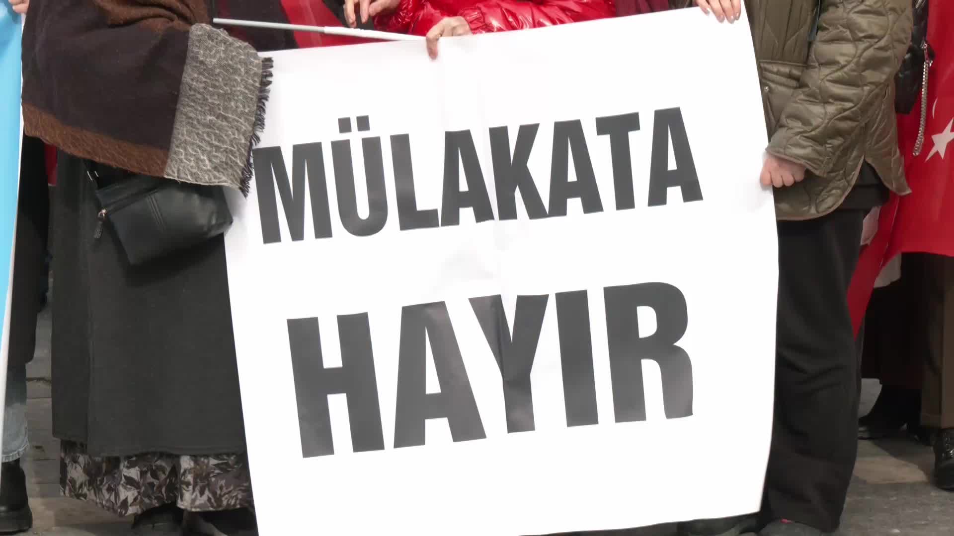 ATAMA BEKLEYEN ÖĞRETMENLER ANKARA’DA EYLEM YAPTI... “MÜLAKATIN OLDUĞU YERDE VİCDANLARDA ŞÜPHE VARDIR. ŞÜPHENİN OLDUĞU YERDEYSE ADALET YOKTUR. ADALETİ SAĞLAMANIN YOLU SINAVA DAYALI, HİÇ KİMSENİN VİCDANINI RAHATSIZ ETMEYECEK 100 BİN ATAMADIR”