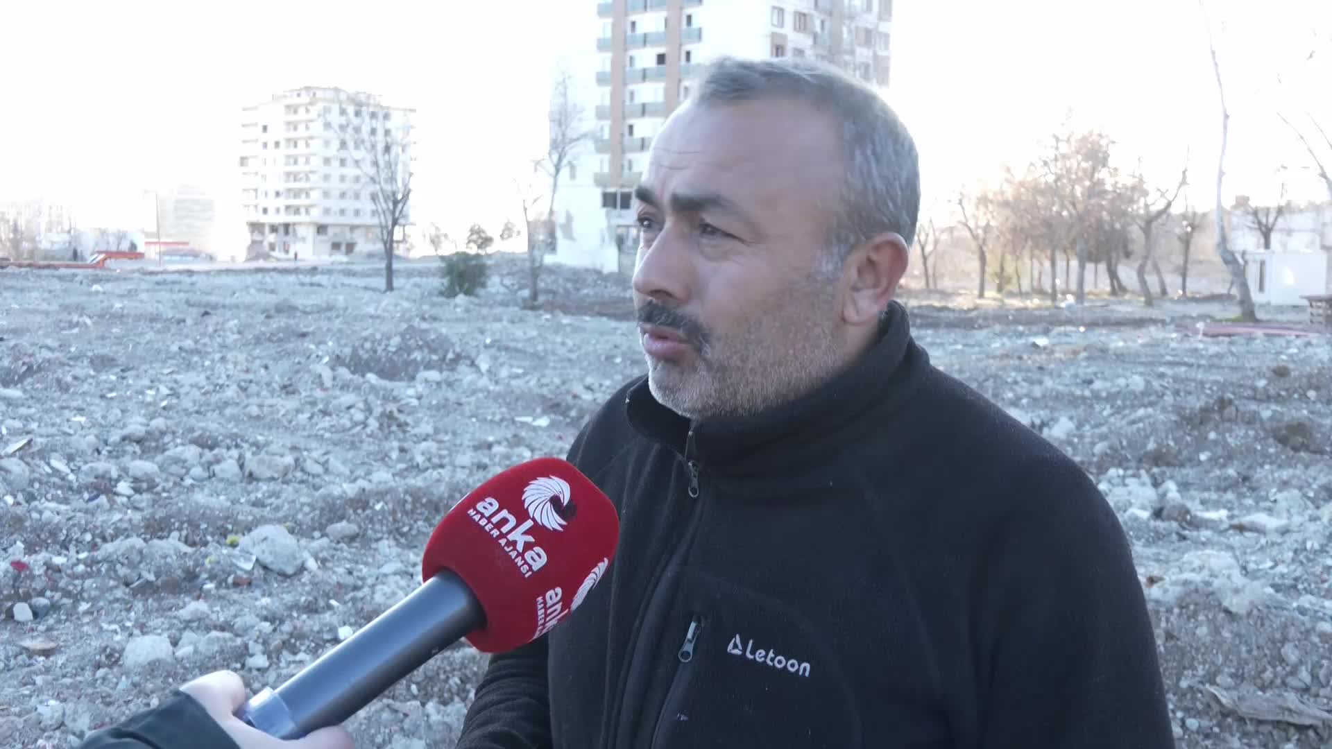 ANKA HABER AJANSI, DEPREM BÖLGESİNDE... KAHRAMANMARAŞ EBRAR SİTESİ’NDEN SAĞ KURTULAN VE ANNESİ, BABASI İLE 2 KARDEŞİNİ KAYBEDEN MEHMET TEKÇİ’NİN AMCASI ALPASLAN TEKÇİ: “MÜTEAHHİDİN SUÇU VARSA BELEDİYENİN DE SUÇU VAR. BURAYA NİÇİN İZİN VERDİLER?”