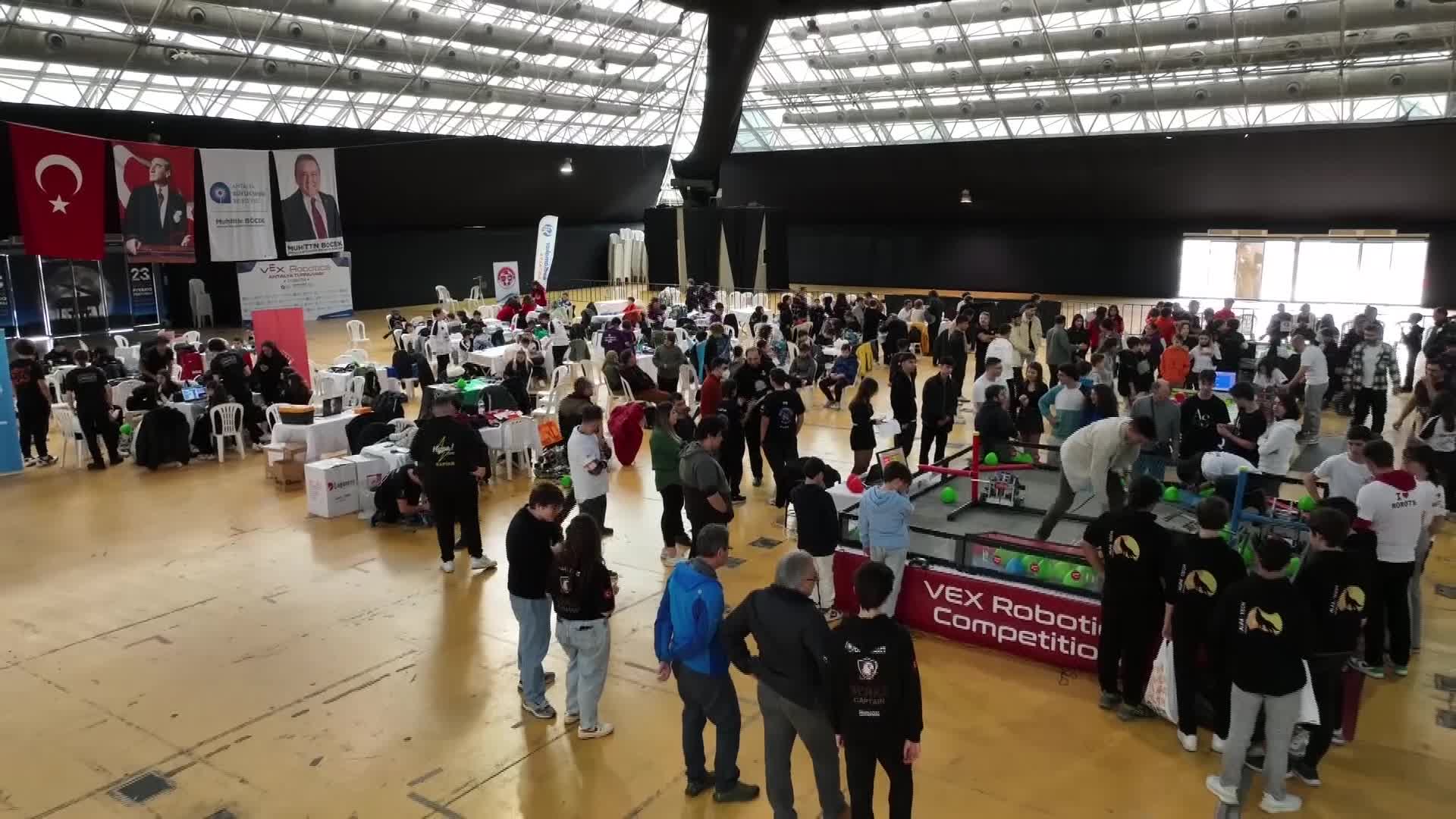 'VEX ROBOTICS ANTALYA TURNUVASI'NDA GELECEĞİN MÜHENDİSLERİ YARIŞTI