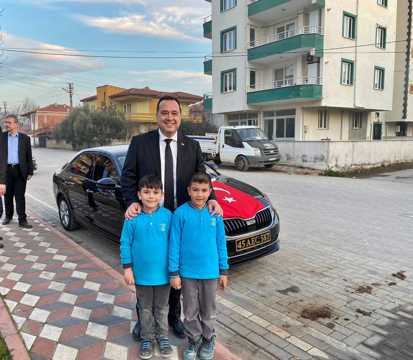 AKHİSAR BELEDİYE BAŞKANI DUTLULU, 5 YILLIK MAAŞININ TAMAMINI ÖĞRENCİLERE BAĞIŞLADI
