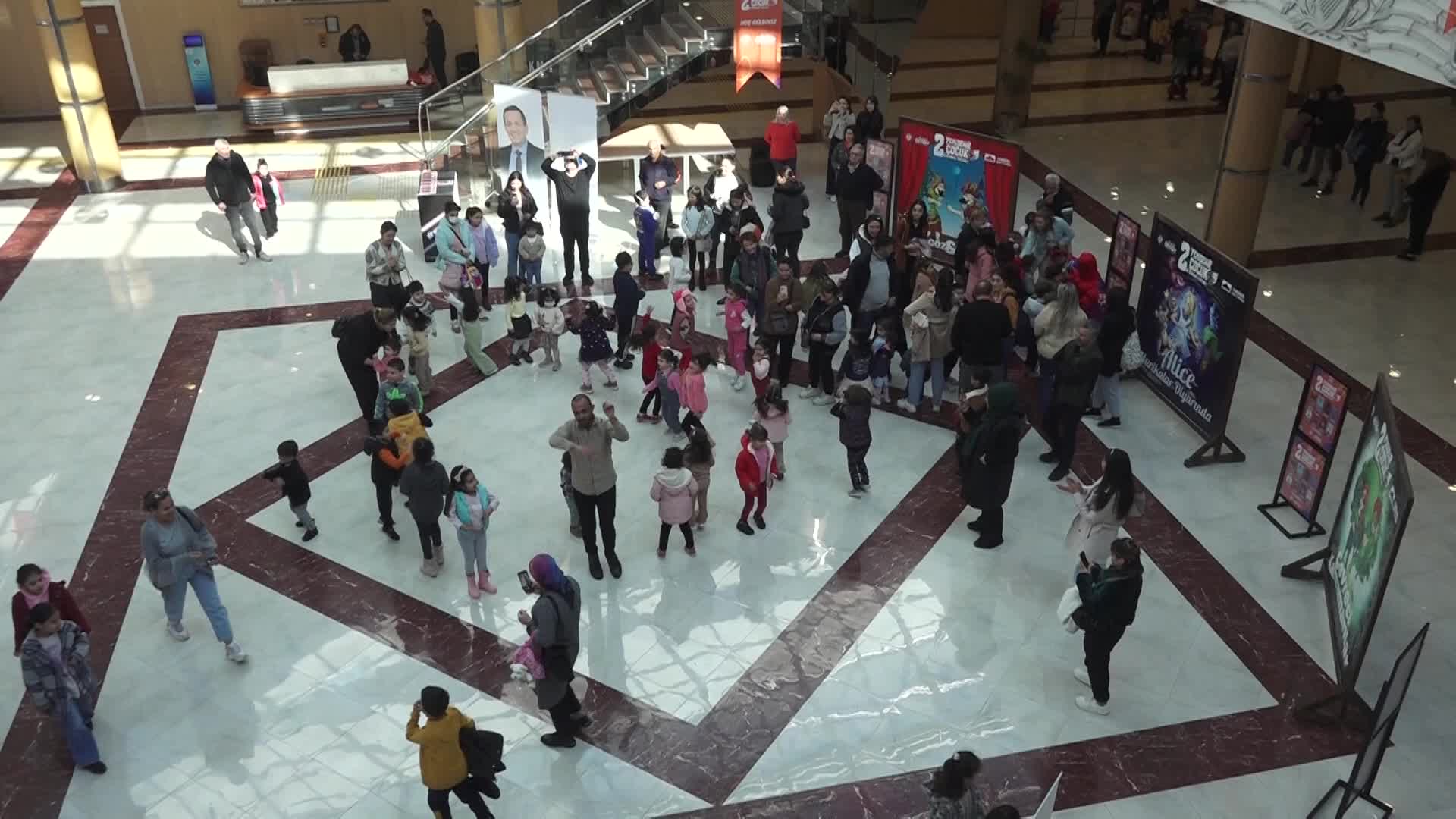 YENİŞEHİR BELEDİYESİ, YARIYIL TATİLİNDE 7 BİN ÇOCUĞU TİYATROYLA BULUŞTURDU