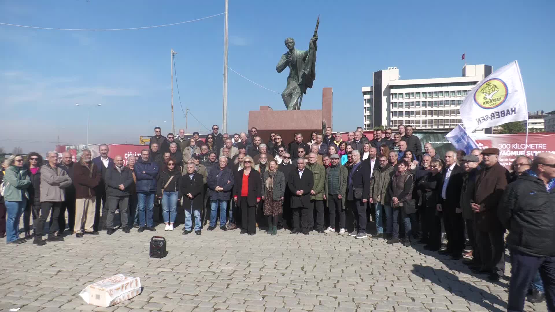 İZMİRLİ GAZETECİLERDEN, REKTÖR HOTAR’A HAKARET ETTİĞİ GEREKÇESİYLE TUTUKLANAN GAZETECİ SÜLEYMAN GENÇEL İÇİN AÇIKLAMA:  GAPPİ: “HAYATIMIZ PAHASINA MESLEK İLKELERİMİZDEN AYRILMAYACAĞIZ”