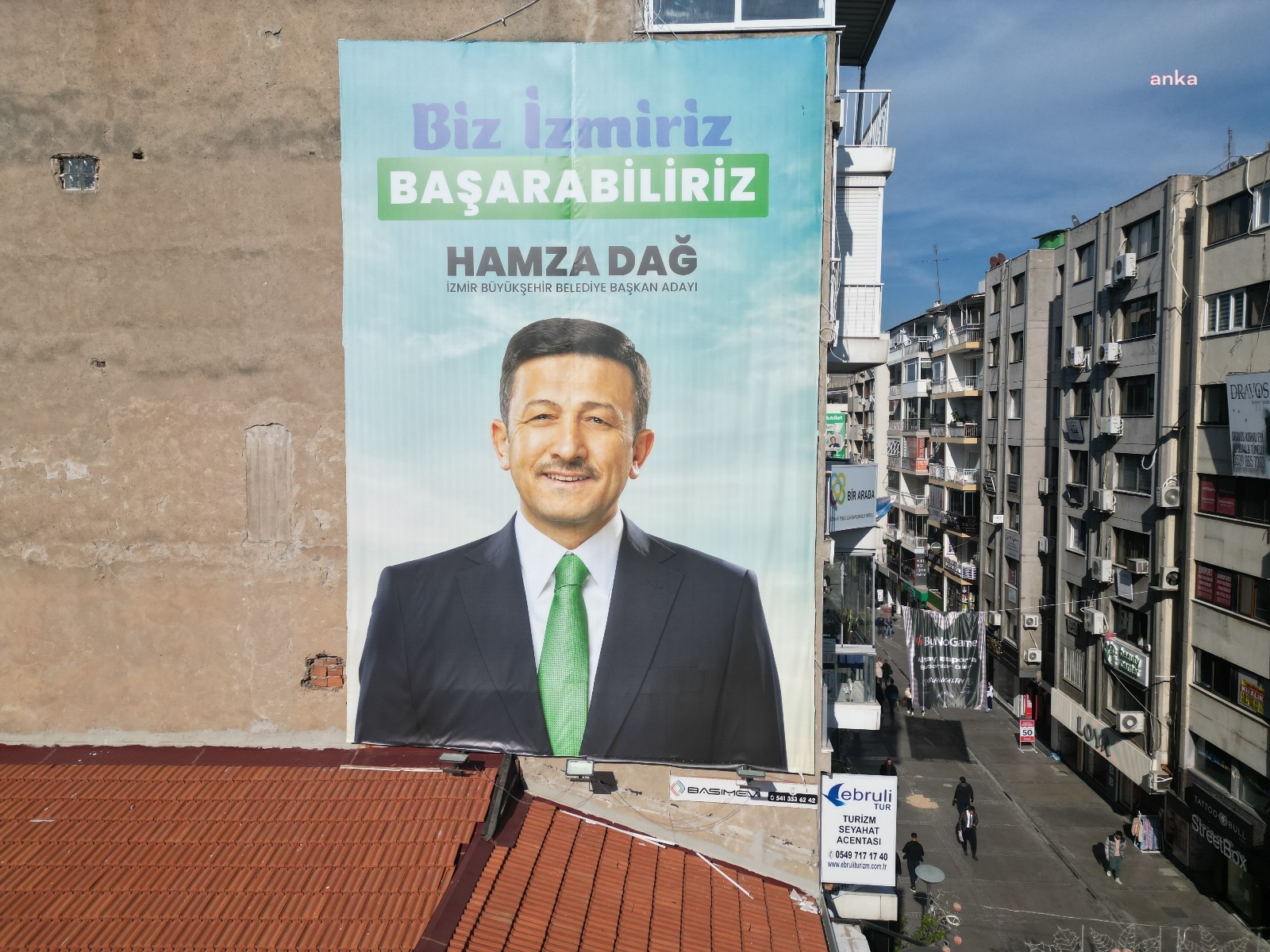 CHP İZMİR'DEN AKP'YE PANKARTLI GÖNDERME: “BU ARKADAŞ SİZİN ADAYINIZ MI?”