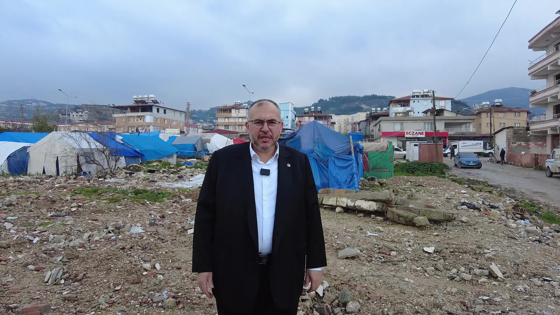 SP HATAY MİLLETVEKİLİ ÇALIŞKAN, ÇADIRDA KALAN DEPREMZEDELERİ İŞARET EDEREK ERDOĞAN'IN SÖZLERİNİ ELEŞTİRDİ: "SON DERECE TALİHSİZ BİR AÇIKLAMADIR. BÖYLE BİR TEHDİT KABUL EDİLEMEZ"