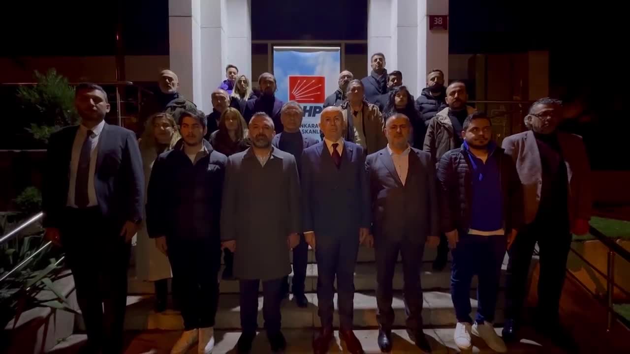 CHP ANKARA İL BAŞKANLIĞI, 6 ŞUBAT DEPREMLERİNDE HAYATINI KAYBEDEN YURTTAŞLARI SAYGI DURUŞU İLE ANDI