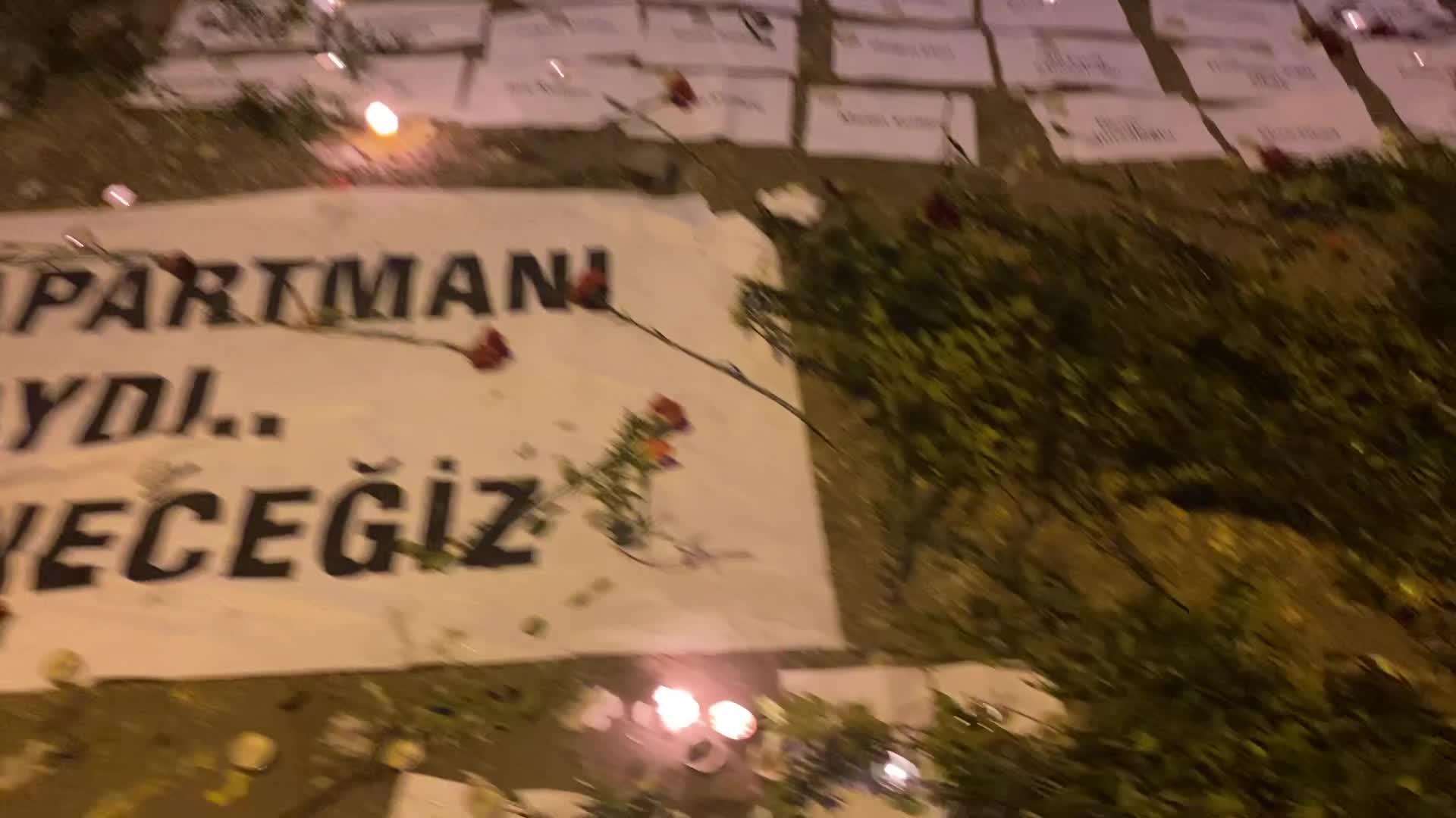 HATAY'DA RANA APARTMANI’NDA YAŞAMINI YİTİRENLER ANILDI: İSİMLERİ YAZILI KAĞITLAR, KARANFİLLER VE MUMLAR