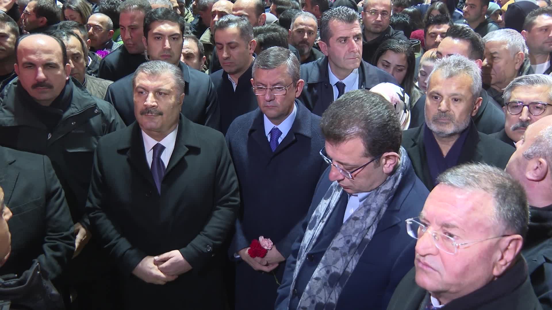 ÖZGÜR ÖZEL, 6 ŞUBAT DEPREMLERİNİN YILDÖNÜMÜNDE HATAY KÖPRÜBAŞI’NDA DÜZENLENEN ANMA ETKİNLİĞİNE KATILDI