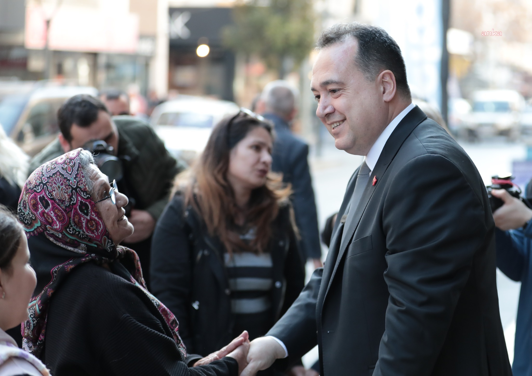 AKHİSAR BELEDİYE BAŞKANI DUTLULU, HALKLA BULUŞMAYA DEVAM EDİYOR