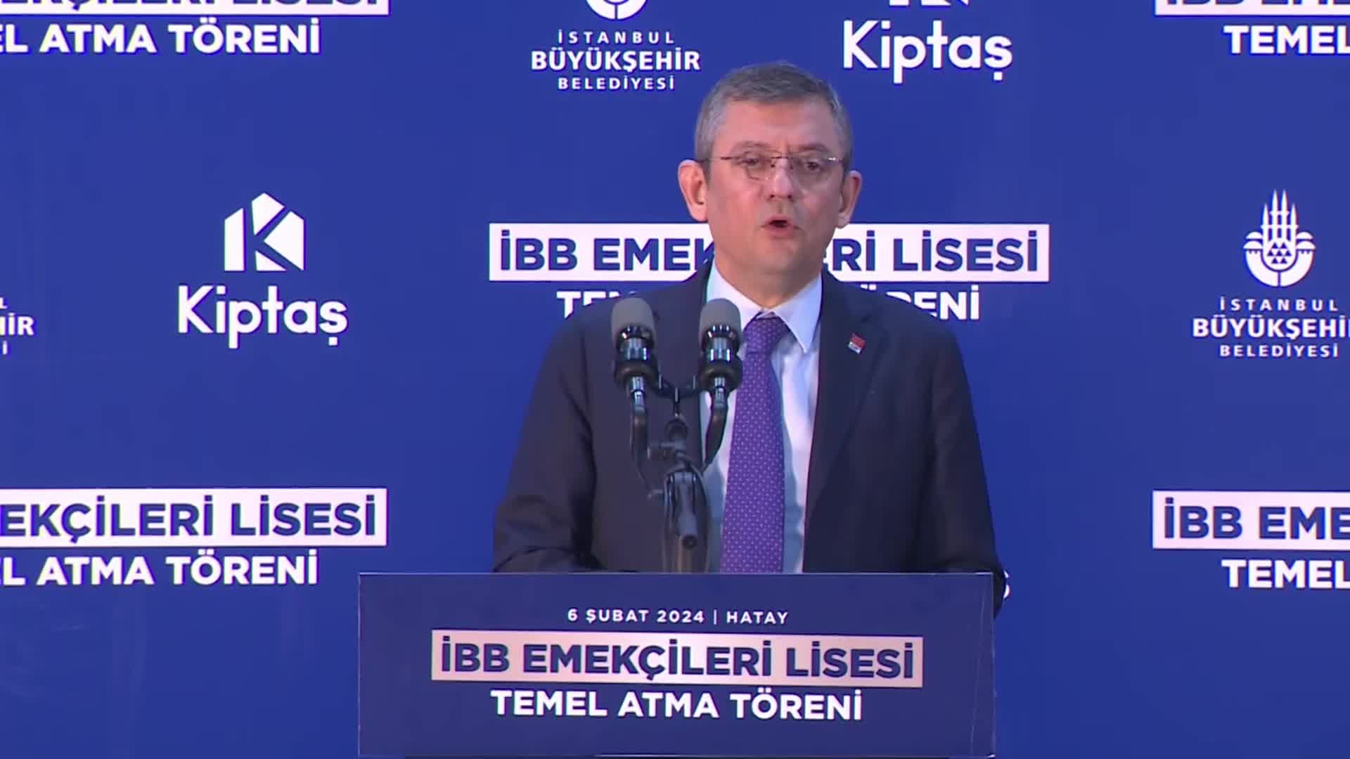ÖZGÜR ÖZEL, HATAY’DA: “KAYNAKLARI, DEPREME KARŞI DİRENÇLİ KENTLER YARATMAK İÇİN, GERÇEK ANLAMDA BİR KENTSEL DÖNÜŞÜM İÇİN HARCAMAK YERİNE BAMBAŞKA YERLERE HARCADILAR”