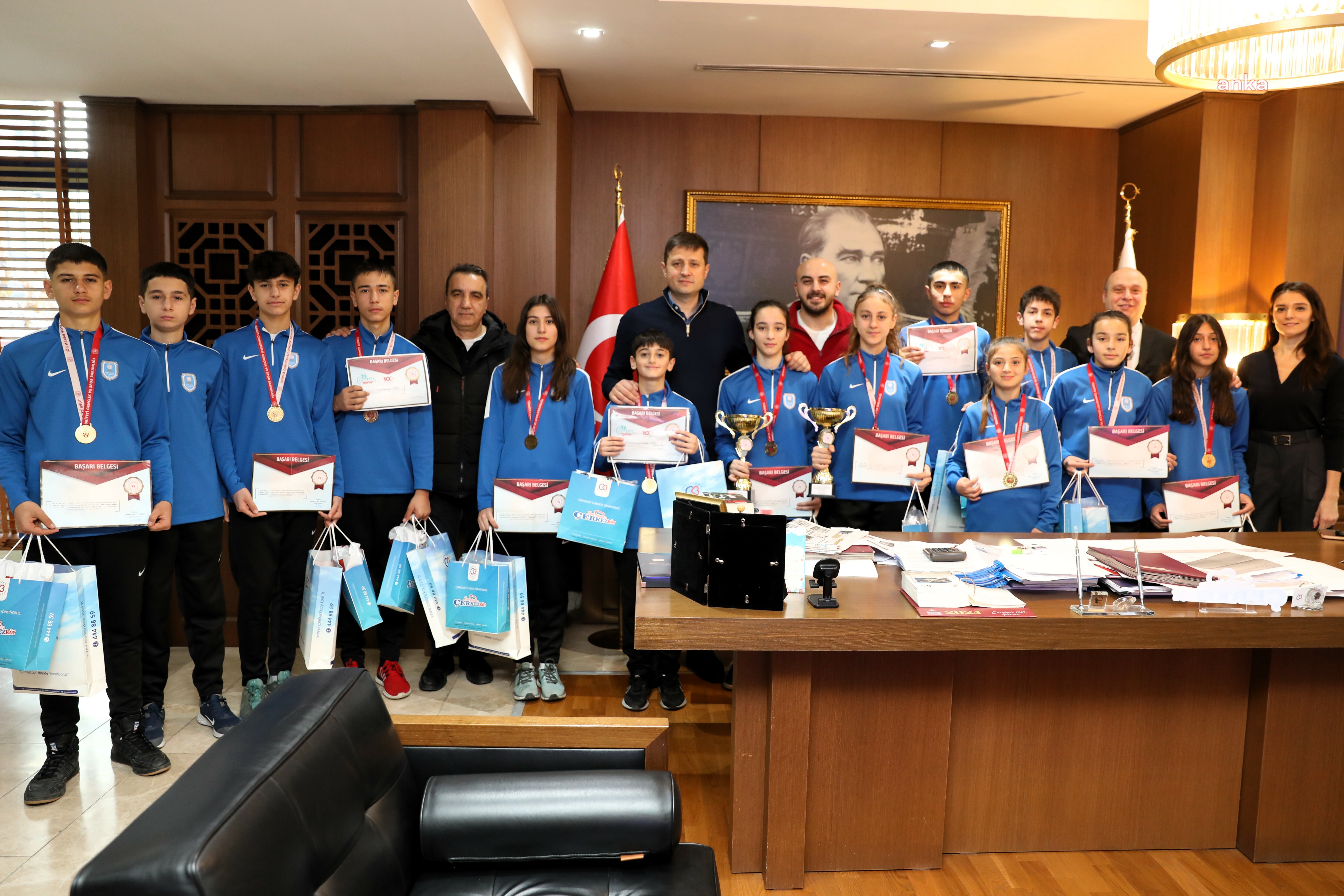 ÇERKEZKÖY BELEDİYE BAŞKANI AKAY, METİN SEÇKİN ORTAOKULU KROS TAKIMI’NI AĞIRLADI