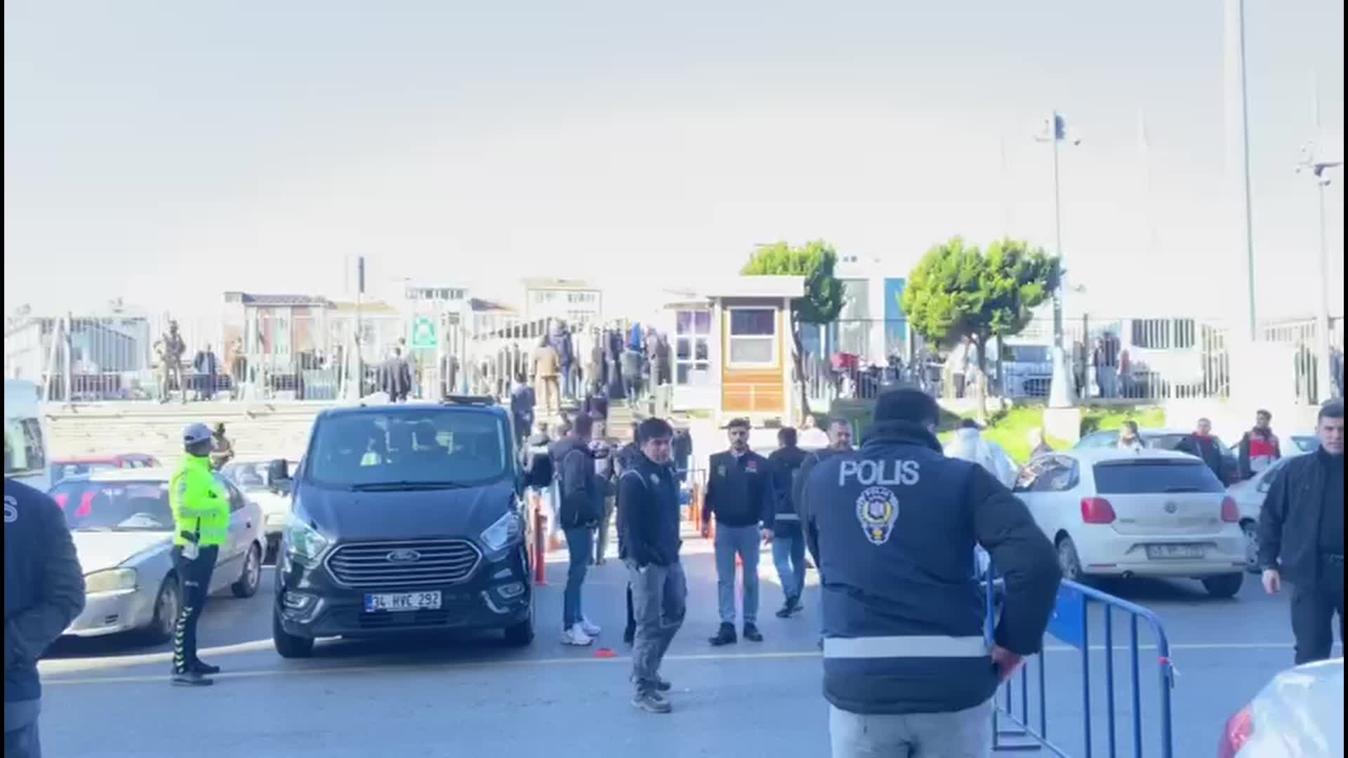 İSTANBUL ÇAĞLAYAN ADLİYESİ'NDE SİLAHLI SALDIRI... ALİ YERLİKAYA: 2 SALDIRGAN ÖLÜ ELE GEÇİRİLMİŞTİR. 3'Ü POLİS MEMURU OLMAK ÜZERE 5 KİŞİ YARALANMIŞTIR