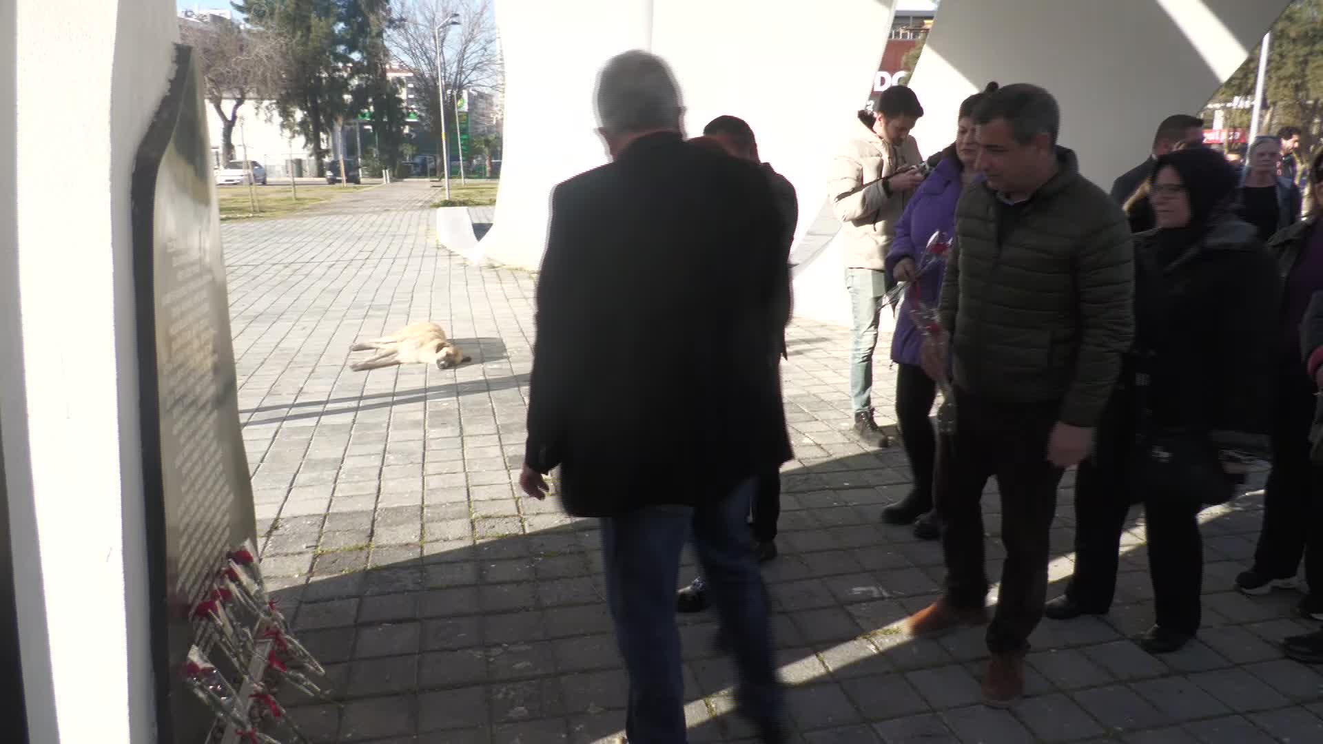 İZDEDA, 6 ŞUBAT DEPREMLERİNDE HAYATINI KAYBEDENLERİ ANDI... DEPREMZEDELER, AKP BELEDİYE BAŞKAN ADAYINA KONUT KREDİSİ TEPKİSİ GÖSTERDİ