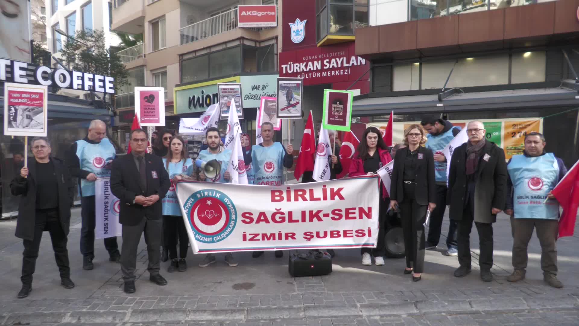 BİRLİK SAĞLIK-SEN 6 ŞUBAT DEPREMİNDE HAYATINI KAYBEDENLERİ ANDI... BORAN: “YAŞANAN BU ACI KAYIPLARIN NEDENİ GEREK BÜROKRASİNİN GEREKSE DE SİYASETÇİLERİN ALDIĞI KARARLAR VEYA ALMADIĞI ÖNLEMLERDİR”
