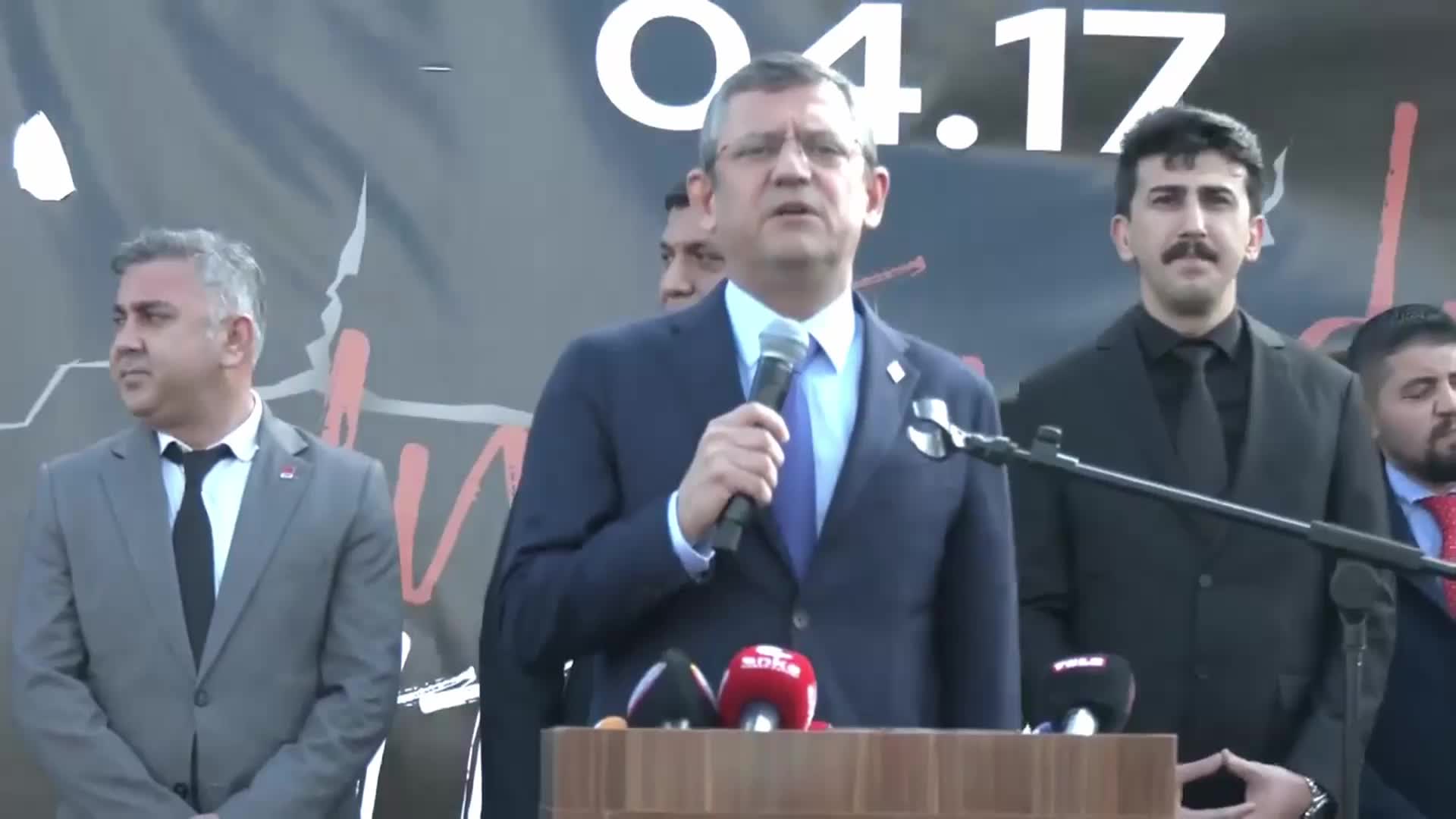 ÖZGÜR ÖZEL NURDAĞI’NDA: “VERİLEN SÖZ: BİR YIL SONRA HERKES EVİNE GİRECEKTİ. BUGÜN 100 KİŞİDEN  İKİ BUÇUK KİŞİ EVLERİNE KAVUŞTU 97 KİŞİ YA ÇADIRDA YA KONTEYNERDE YAŞAMAK DURUMUNDA KALIYOR”