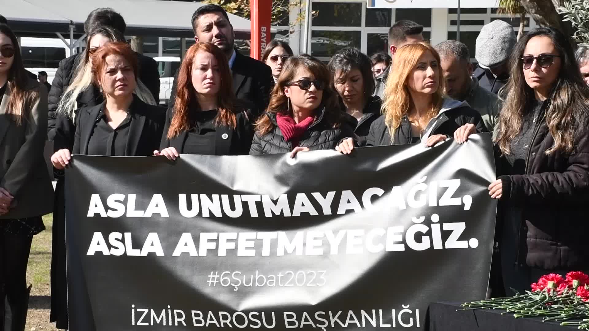 İZMİR BAROSU 6 ŞUBAT DEPREMLERİNDE HAYATINI KAYBEDENLERİ ANDI... SEFA YILMAZ: “SORUŞTURMALARDAKİ VE YARGILAMALARDAKİ ADALETSİZLİKLER ACILARI DAHA DA ARTTIRDI”