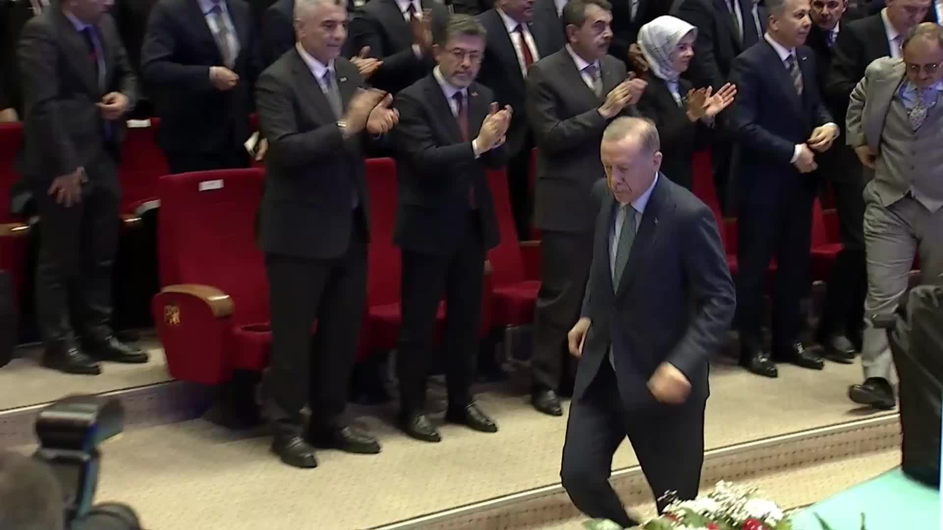 ERDOĞAN: HANGİ PARTİDEN OLDUĞUNA BAKMAKSIZIN TÜM BELEDİYELERE ALMALARI GEREKEN PAYI EKSİKSİZ GÖNDERDİK, GÖNDERİYORUZ. HATTA, HAKİKATEN YAPACAKLARINI GÖRDÜĞÜMÜZ YATIRIMLAR İÇİN BORÇLANMA İZİNLERİNİ DE VERİYORUZ