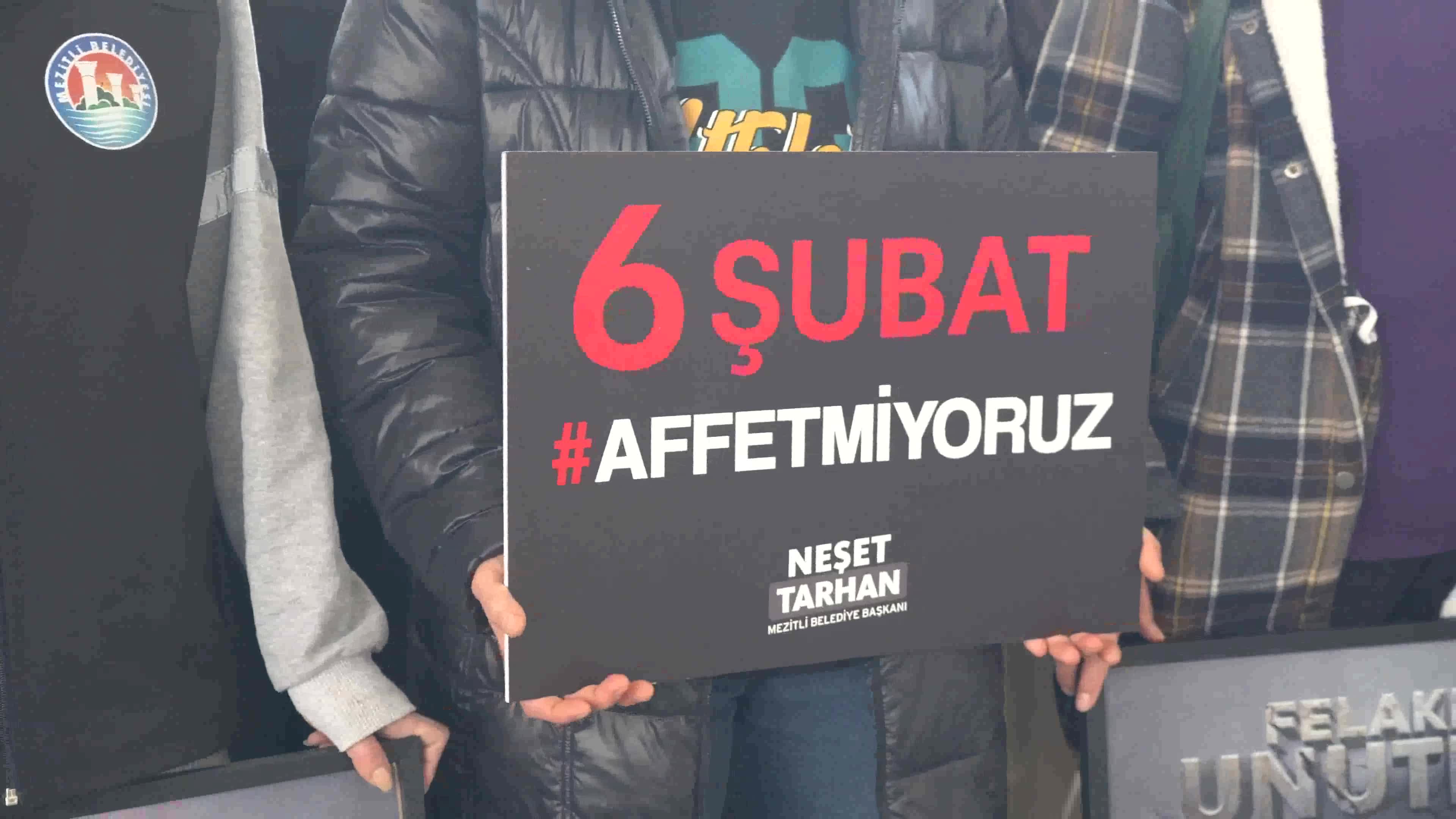 MEZİTLİ’DE DEPREMDE KAYBEDİLEN VATANDAŞLAR İÇİN ANMA PROGRAMI DÜZENLENDİ