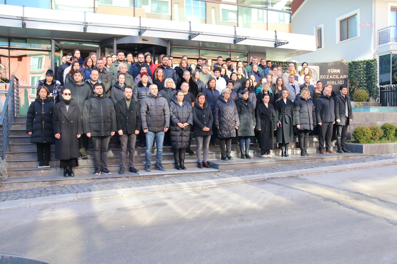 TÜRK ECZACILARI BİRLİĞİ'NDEN 6 ŞUBAT DEPREMİNİN YIL DÖNÜMÜNDE ADIYAMAN’DA ANMA TÖRENİ...ARMAN ÜNEY: "HAYAT NORMALE DÖNEMEDİ. BARINMA HALA ÇOK CİDDİ SORUN"