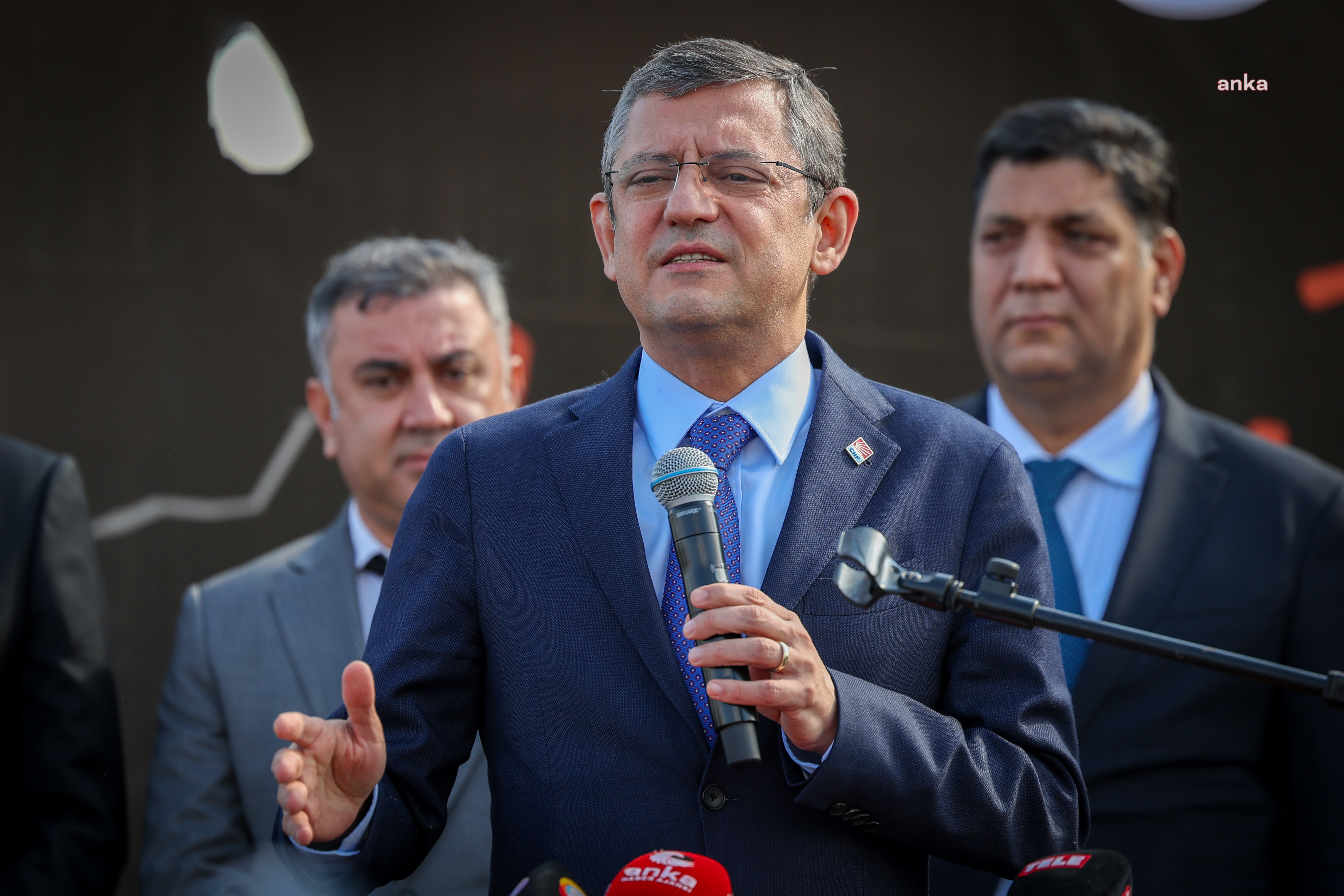 ÖZGÜR ÖZEL, PAZARCIK’TA: “BİR KORKUDUR, KENDİ KENDİLERİNE 15 TEMMUZ’UN YAŞANMASINA SEBEBİYET VEREN İHMALLER, YARATTIĞI PARANOYA, KORKU; ORDUYU 3 GÜN İÇERİDE TUTTU”
