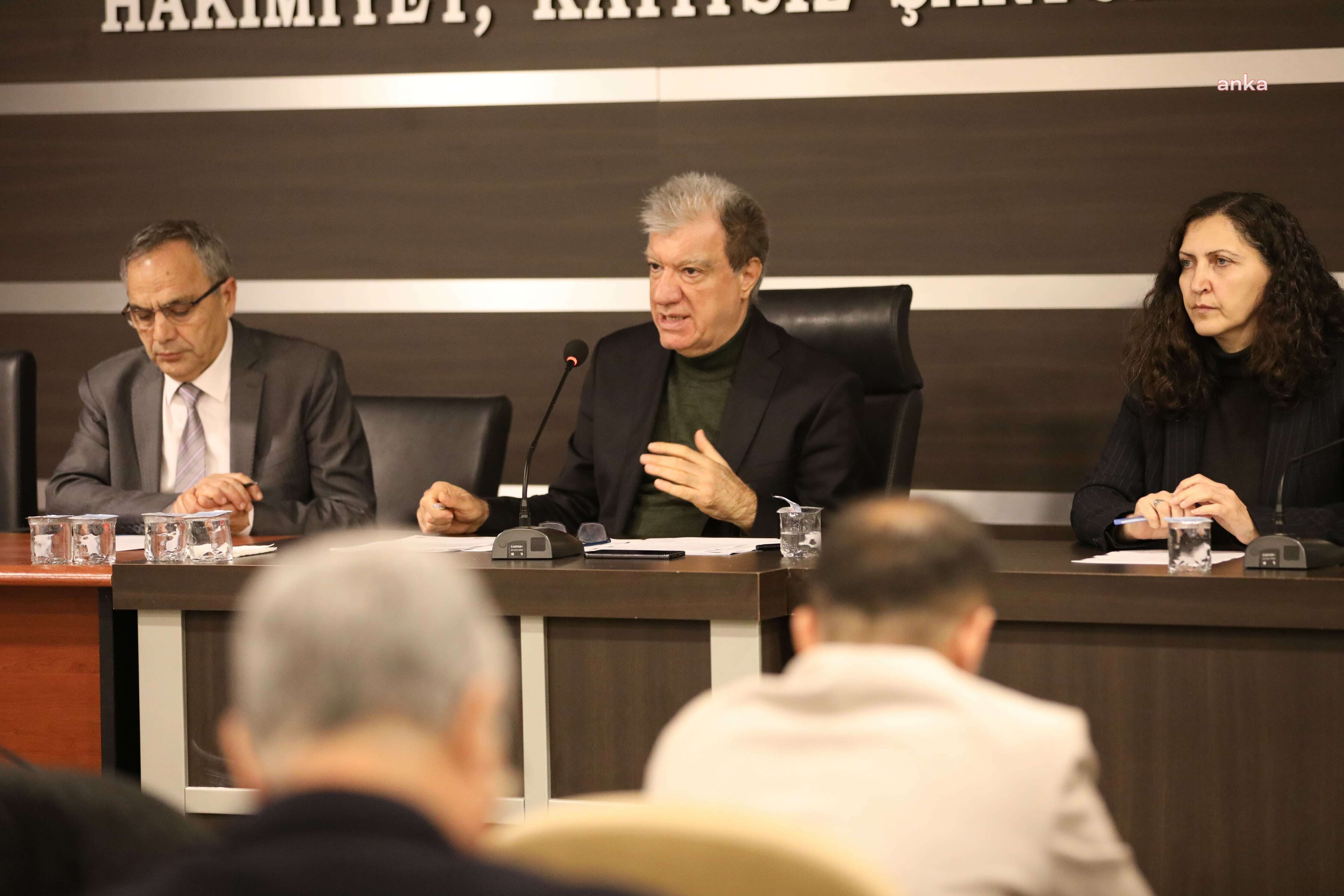 NARLIDERE BELEDİYE MECLİSİ'NDE 6 ŞUBAT DEPREMLERİNDE HAYATINI KAYBEDENLER İÇİN SAYGI DURUŞU