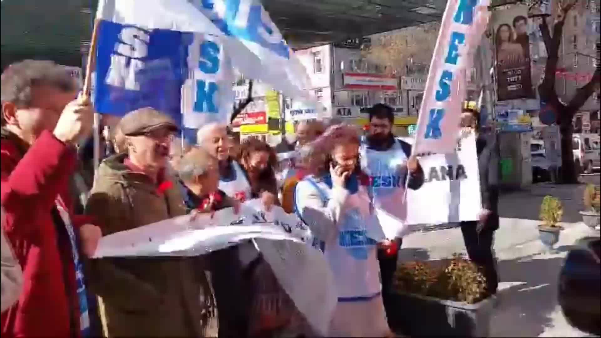 KESK ANKARA ÜYELERİ, DEPREMİN BİRİNCİ YILINDA KIZILAY GENEL MÜDÜRLÜĞÜ ÖNÜNE YÜRÜDÜ