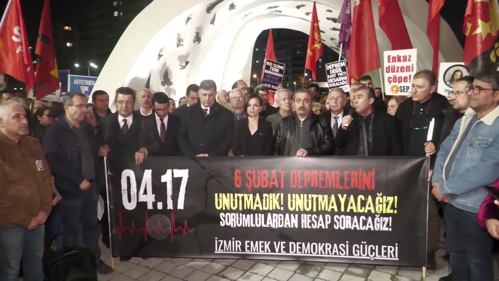 6 ŞUBAT DEPREMLERİNDE YAŞAMINI YİTİRENLER İZMİR’DE ANILDI: “‘ASRIN FELAKETİ’ KELİMELERİ ARASINA SIKIŞTIRILARAK ‘KADERE’ BAĞLANAN AFETİN SORUMLULARI ORTADA YOK”