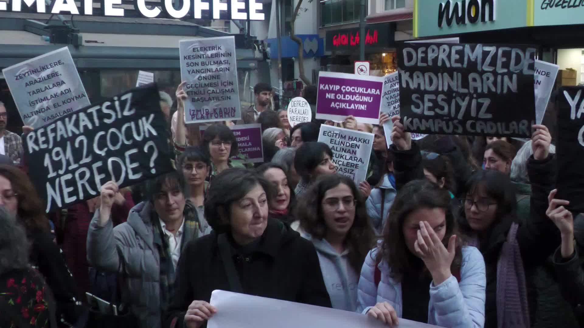 İZMİR'DE KADINLAR, 6 ŞUBAT DEPREMLERİNDE YAŞAMINI YİTİRENLER VE KAYBOLANLAR İÇİN YÜRÜDÜ