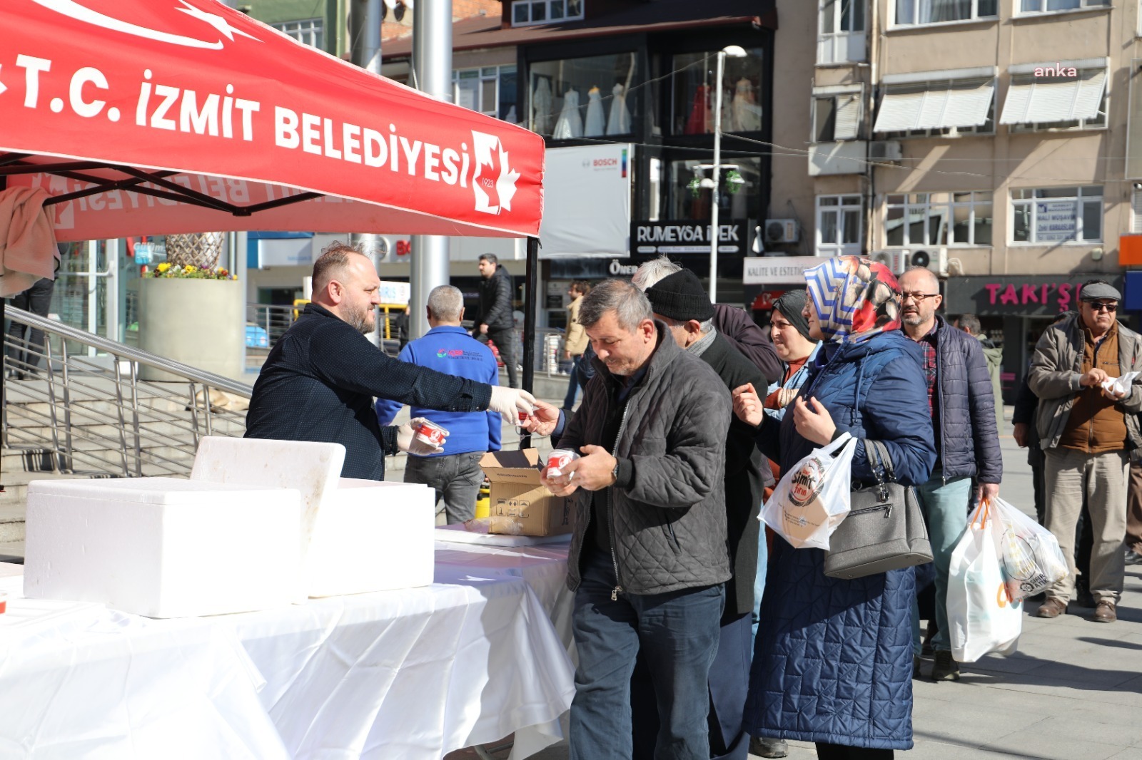İZMİT BELEDİYESİ, 6 ŞUBAT DEPREMLERİNDE HAYATINI KAYBEDENLERİN ANISINA HELVA DAĞITTI