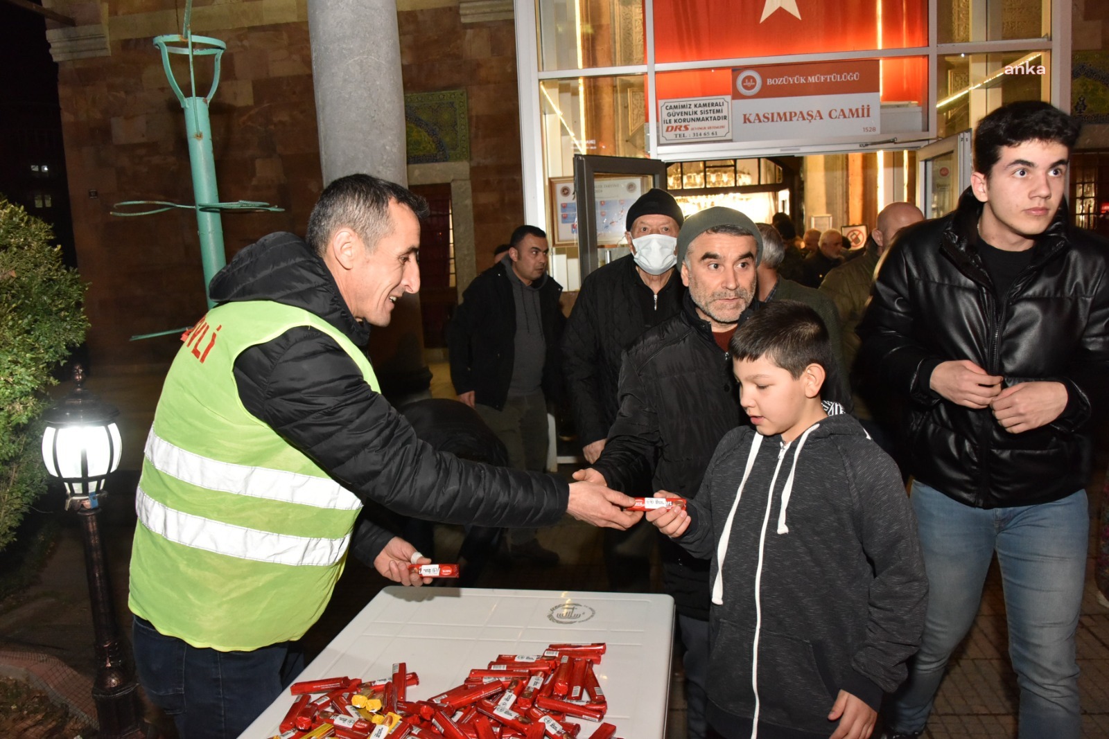 BOZÜYÜK BELEDİYESİ’NDEN MİRAÇ KANDİLİ’NDE VATANDAŞA LOKMA VE MEVLİT ŞEKERİ İKRAMI