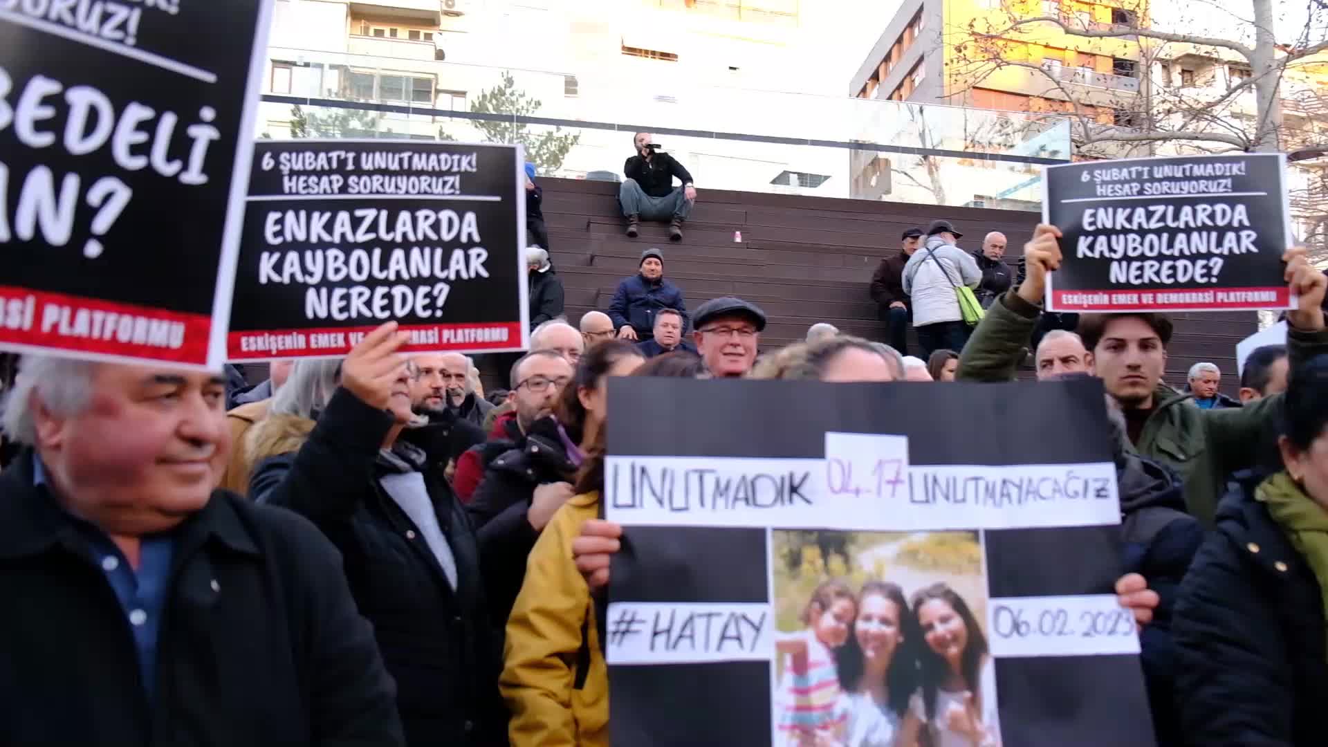 ESKİŞEHİR EMEK VE DEMOKRASİ PLATFORMU: “DEPREMİN YAŞANDIĞI BİR YILLIK SÜREÇTE PEK ÇOK HAK İHLALİ YAŞANMAYA DEVAM EDİYOR”