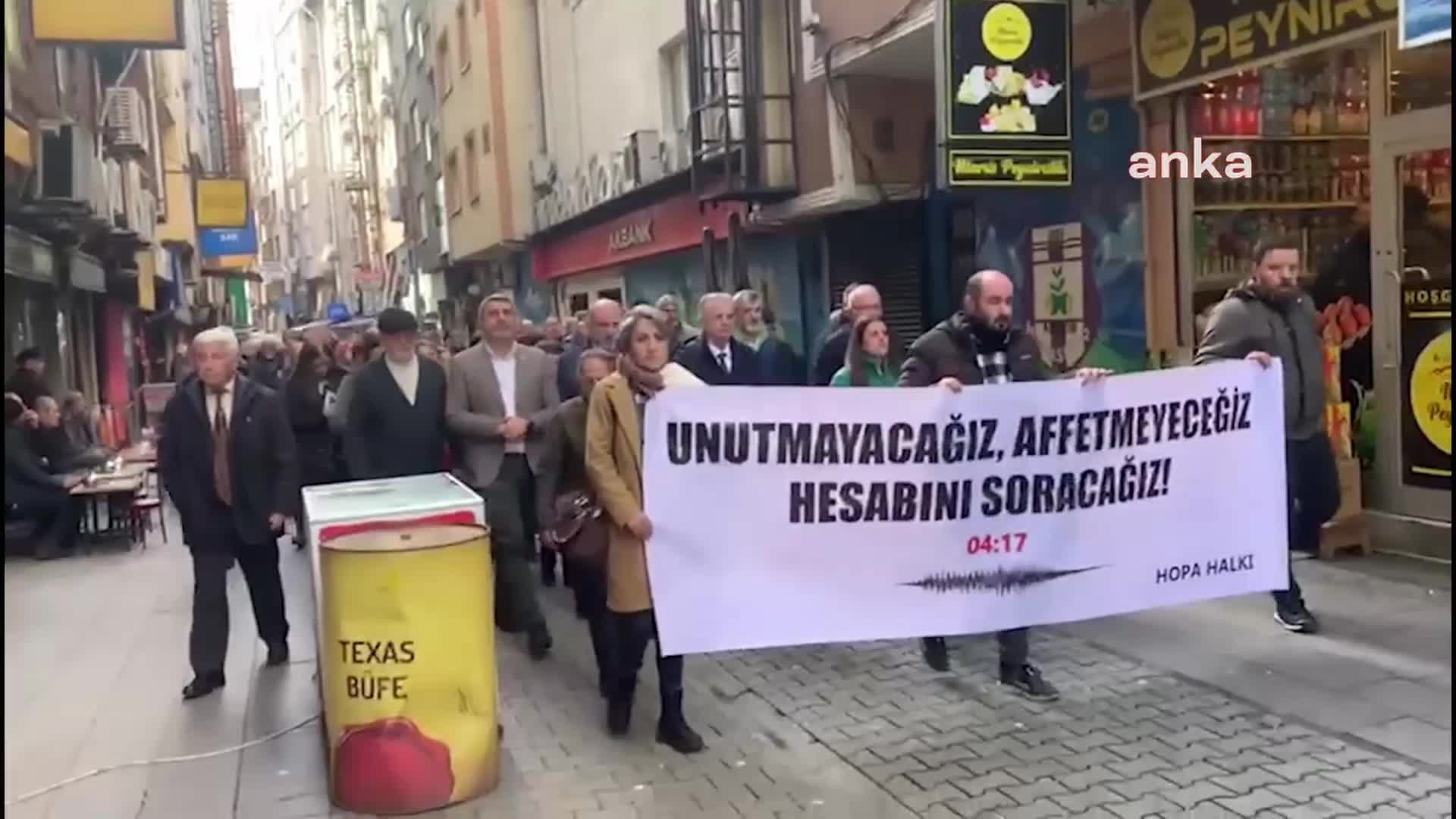 6 ŞUBAT DEPREMLERİNDE HAYATINI KAYBEDENLER ARTVİN HOPA'DA ANILDI: "UNUTMAK, AFFETMEK YOK. ASLA AFFETMEYECEĞİZ"