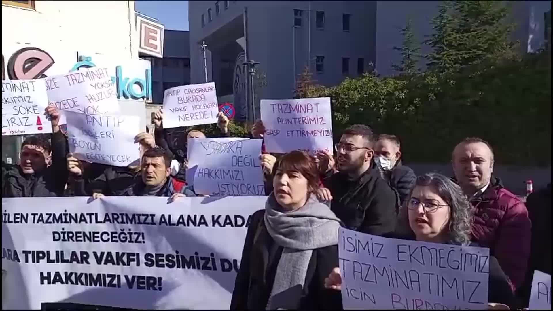 İŞTEN ÇIKARILAN ANTIP İŞÇİLERİ, ANKARA TIPLILAR VAKFI’NIN ÖNÜNDE EYLEM YAPTI: “SİZLER, ÜNİVERSİTEDE GENÇLERE, ‘İNSANLARIN TAZMİNAT HAKLARI NASIL GASP EDİLİR’, ONU MU ANLATIYORSUNUZ? YAPTIĞINIZ GASPTIR”